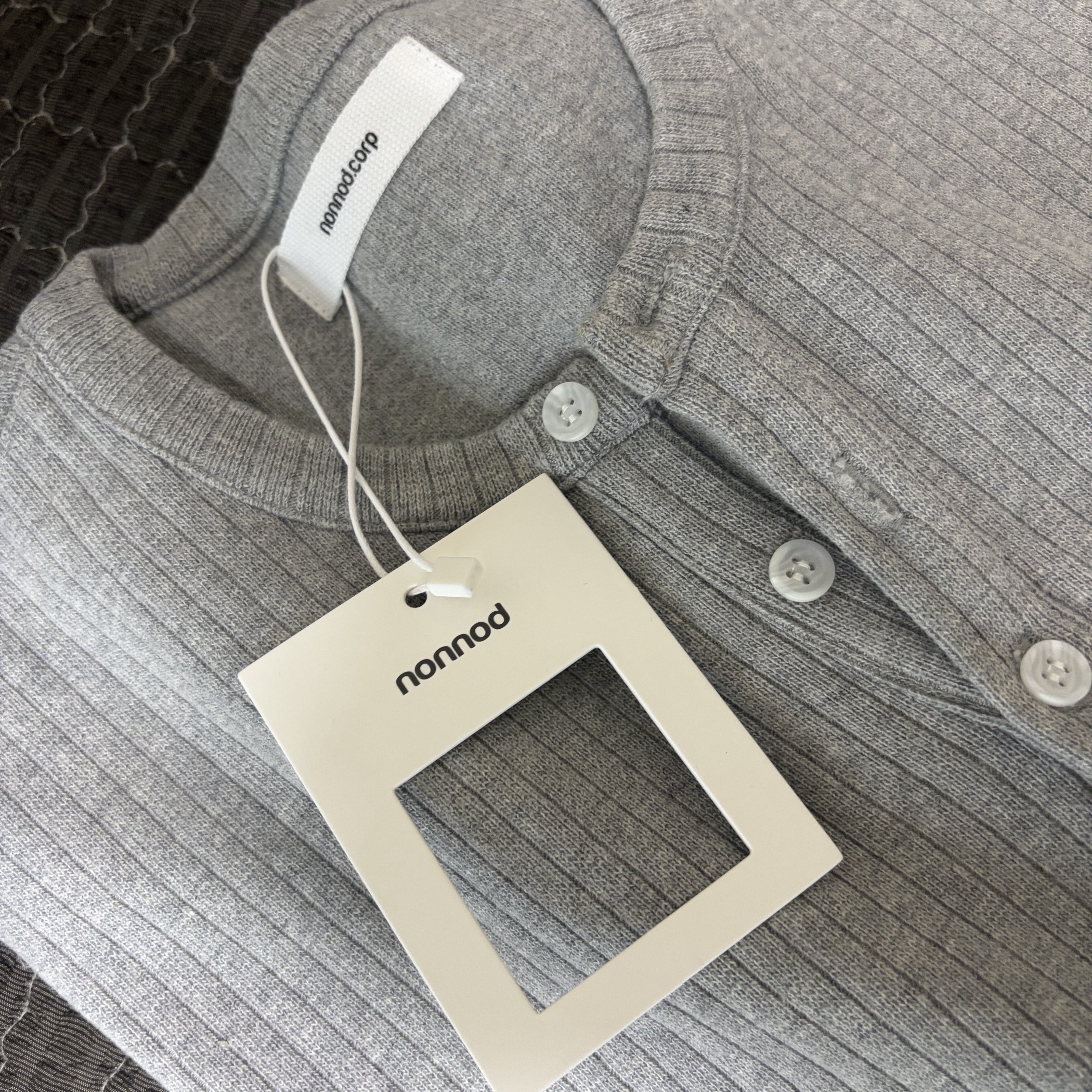Nonnod Finger Hole Henry Neck T-Shirt Grey, Nonnod Segment Pants Black 착용 스타일 - 2