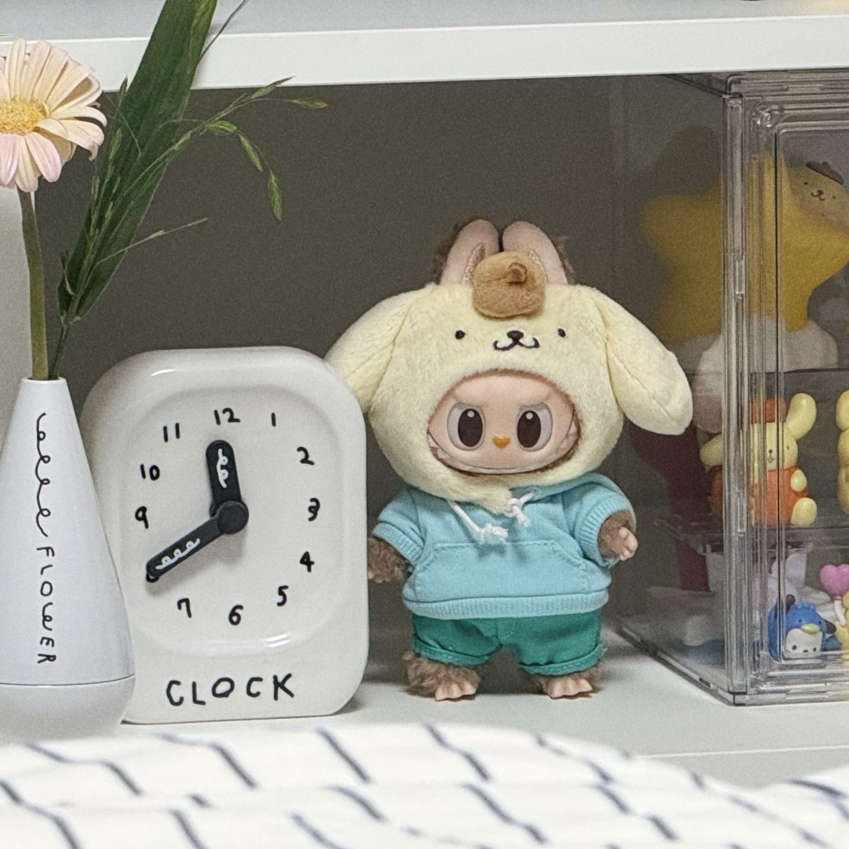 Pop Mart Labubu The Monsters x Hello Kitty And Friends Series Plush Pendant Pompompurin (Opened Case) 착용 스타일