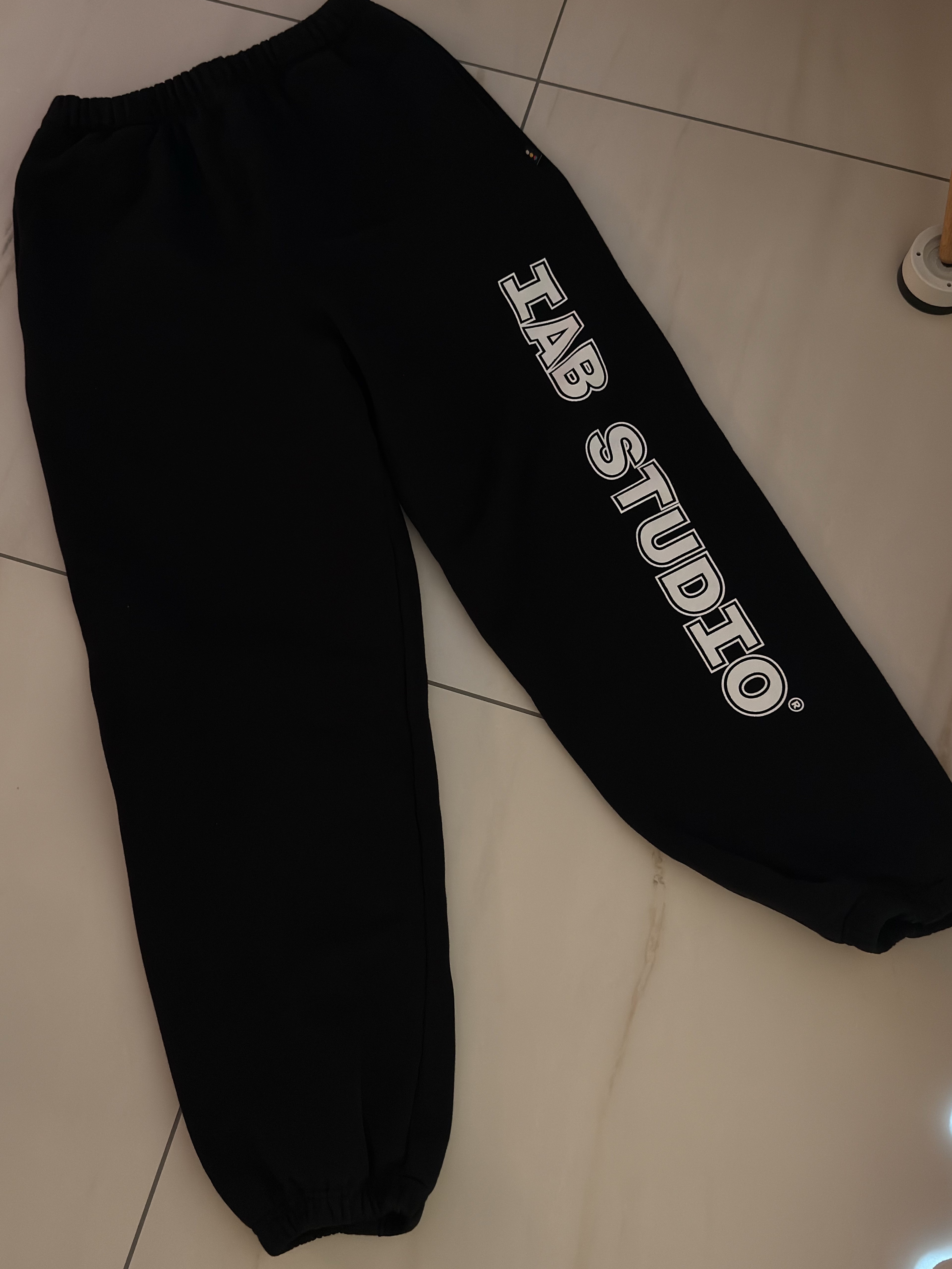 IAB Studio IAB Straight Logo Sweatpants Black 착용 스타일 - 1