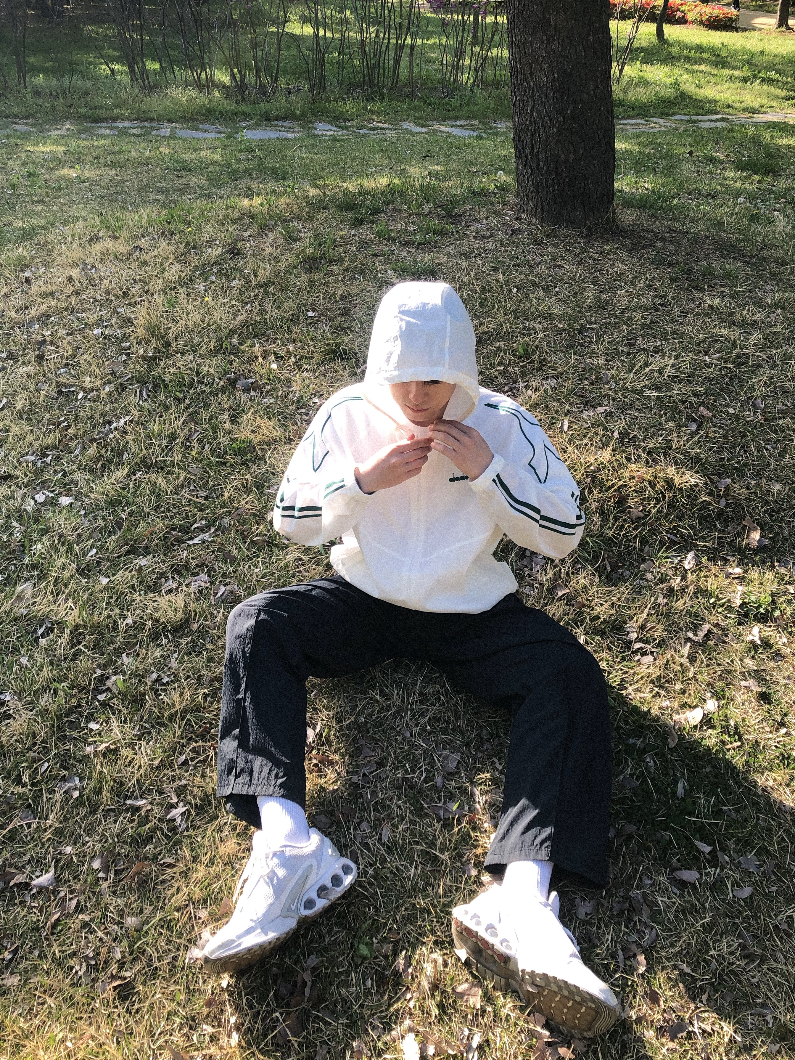 DIADORA Vento Hood Jacket Off White, Nike Air Max Dn White Metallic Silver 착용 스타일 - 6