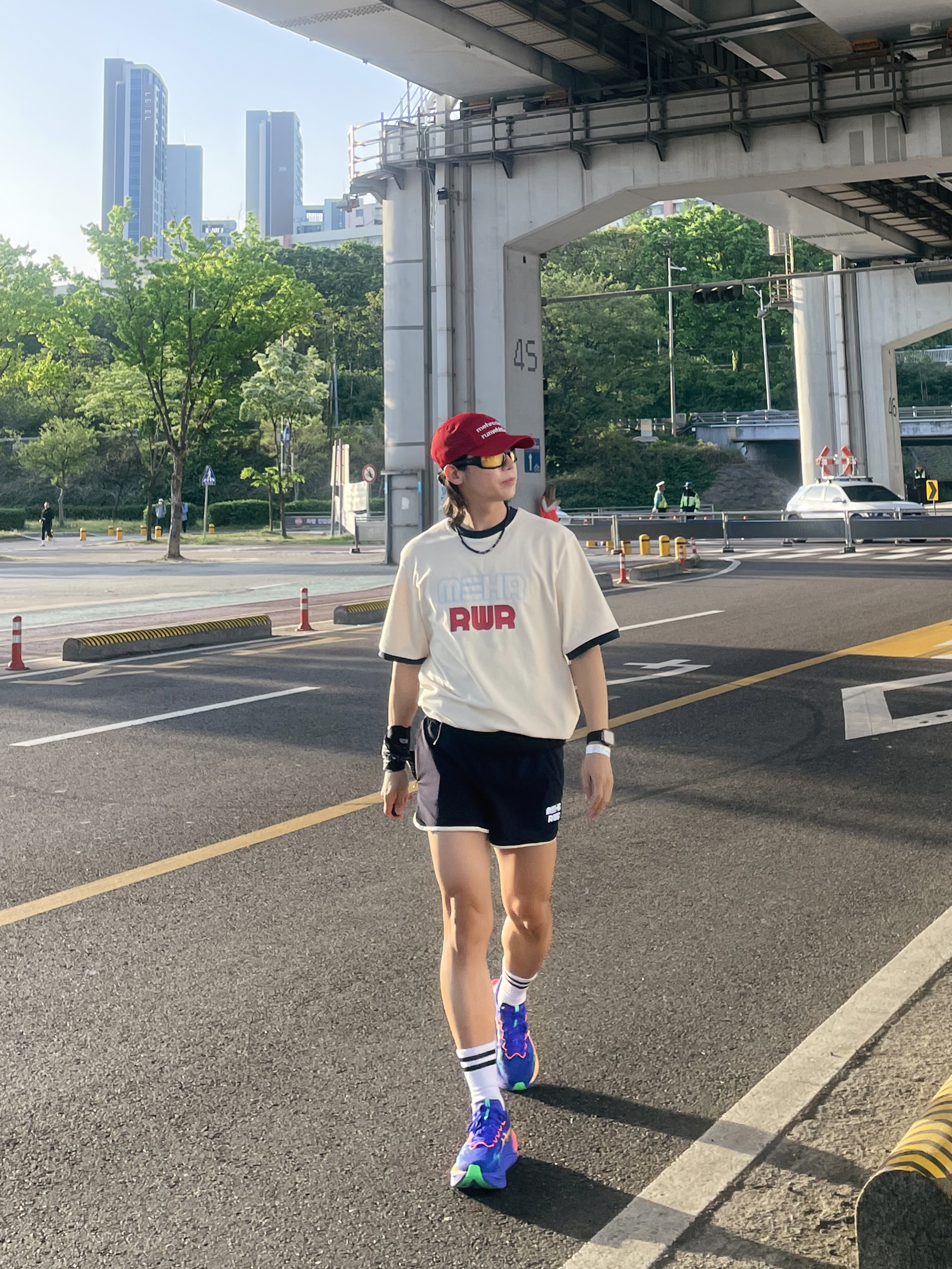 [KREAM 단독] RWR x MEHR Mesh Cap Red, [KREAM 단독] RWR x MEHR 3inch Shorts Dark Navy 착용 스타일 - 2
