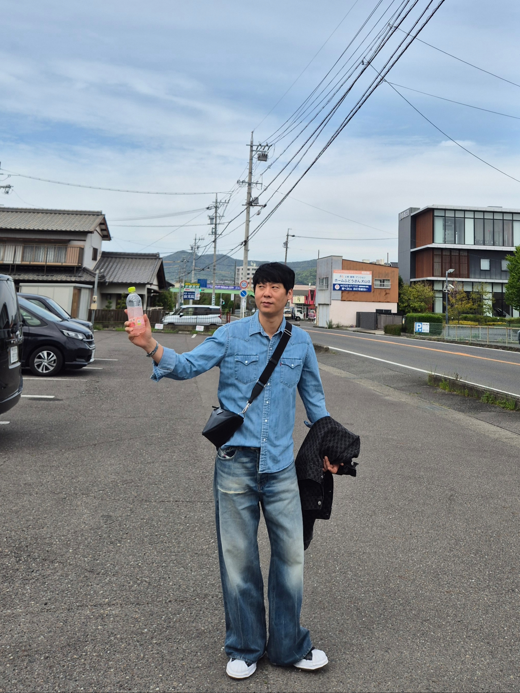Prada Triangle Leather Bag Black, (W) Diesel Relaxed Jeans 1996 D-Sire 09l47 Medium Blue 착용 스타일 - 1