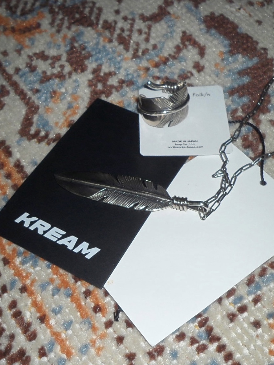 [KREAM 단독] Folk/N Feather Ring Silver - 26SS, [KREAM 단독] Folk/N Feather Necklace Silver - 26SS 착용 스타일 - 4