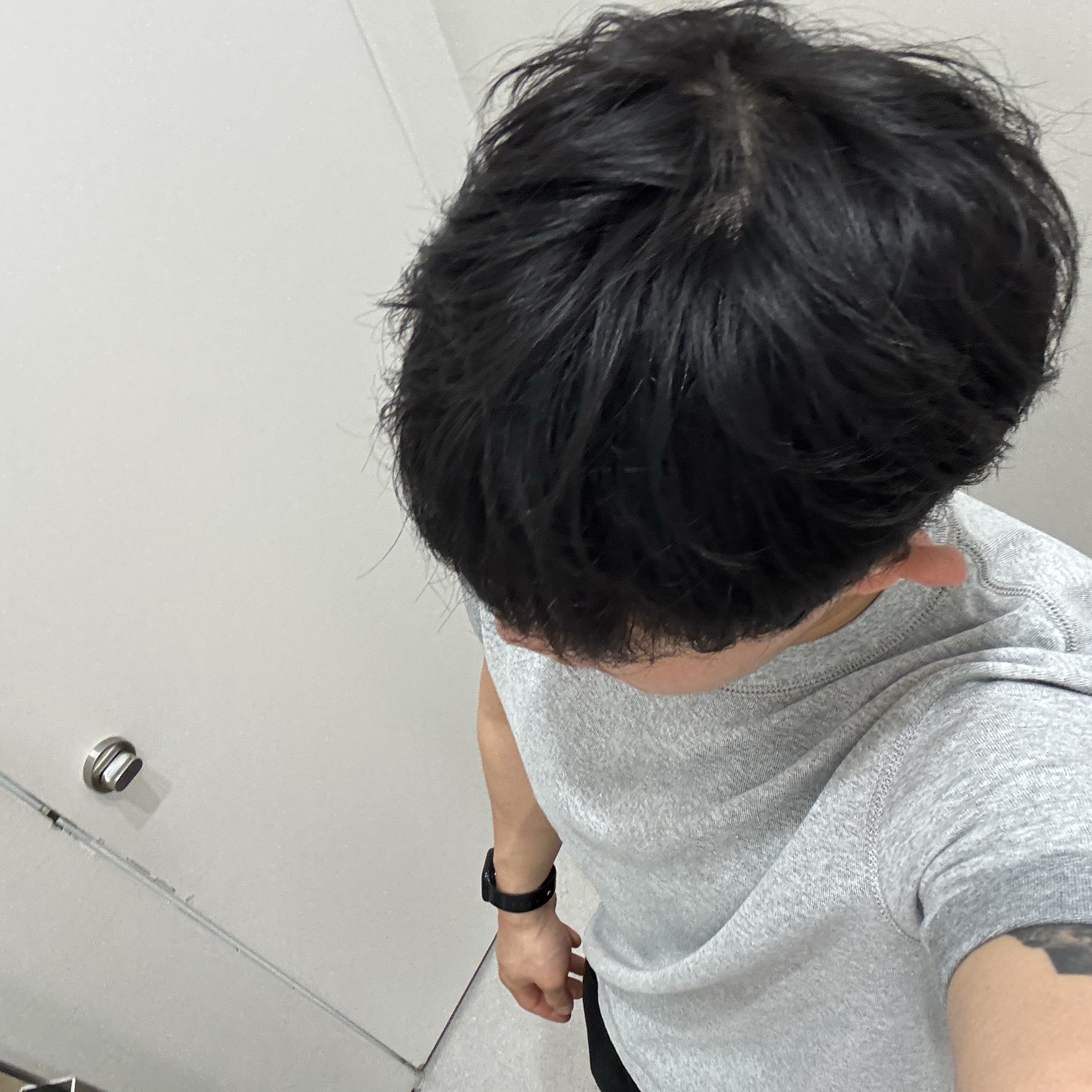 Uniqlo x JW Anderson Bi-Color T-Shirt Grey 착용 스타일 - 3