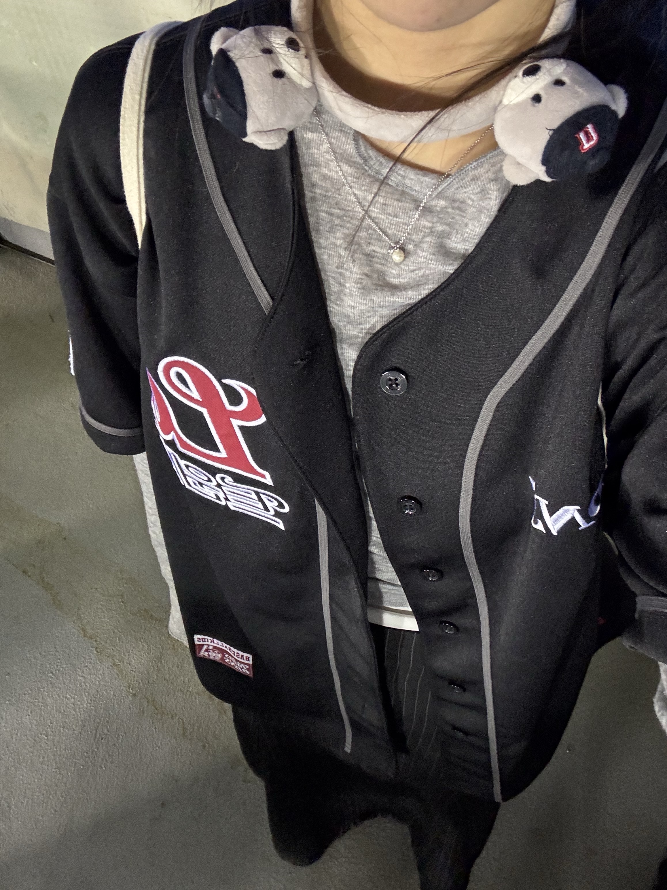 BDNS x LG TWINS Classic Logo Baseball Jersey Black (Non Marking Ver.) 착용 스타일