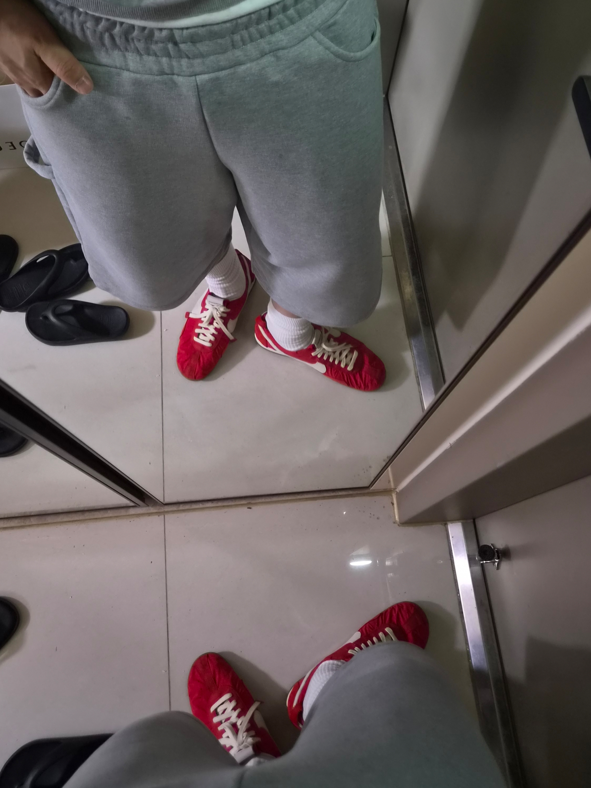 Nike x Jacquemus Moon Shoe SP University Red and Bicycle Yellow, MJD Wide Carpenter Bermuda Shorts Melange Grey 착용 스타일