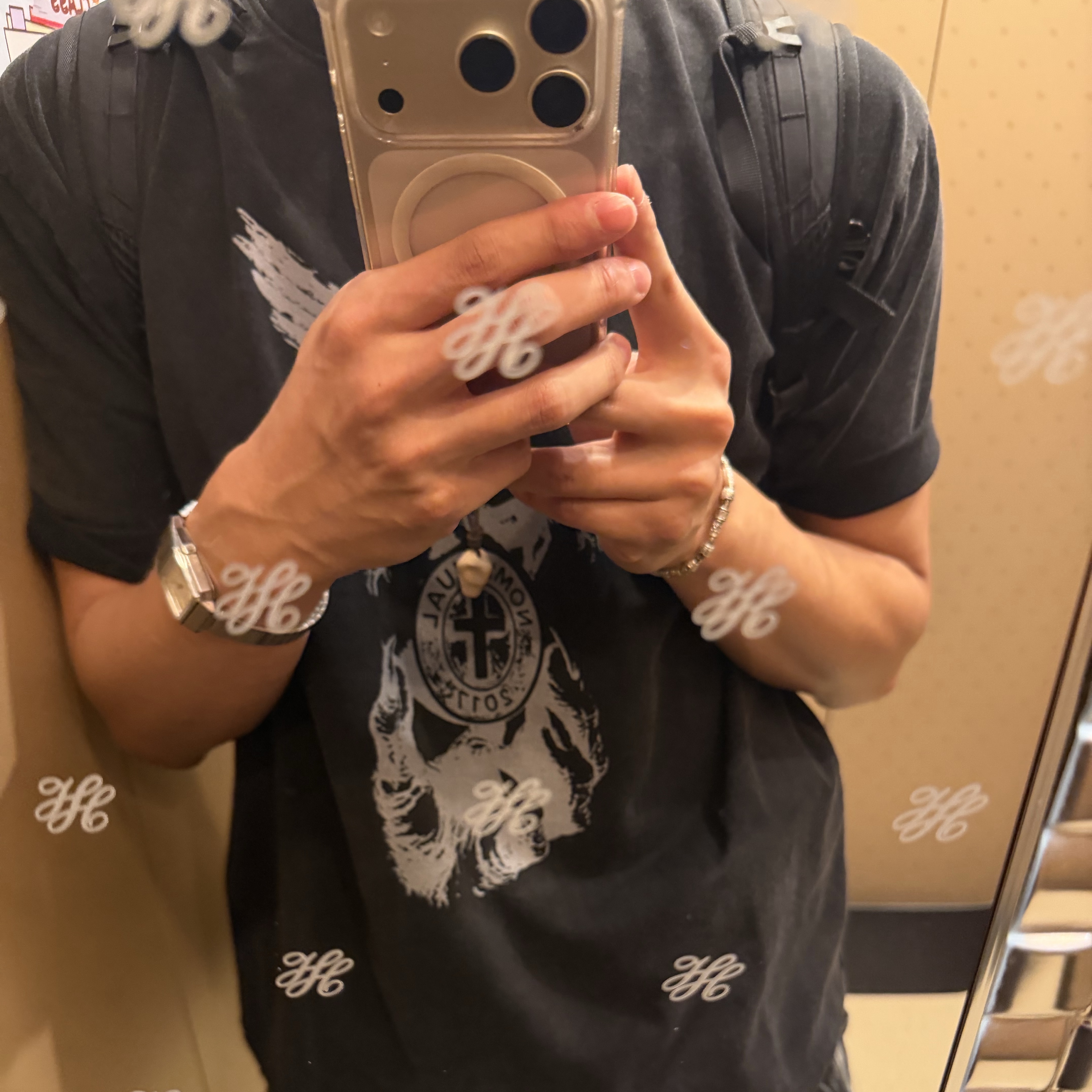 [KREAM 단독] NOMANUAL Devil Ring Damaged T-shirt Washed Black, NOMANUAL O.D Check Shirt Black 착용 스타일 - 4