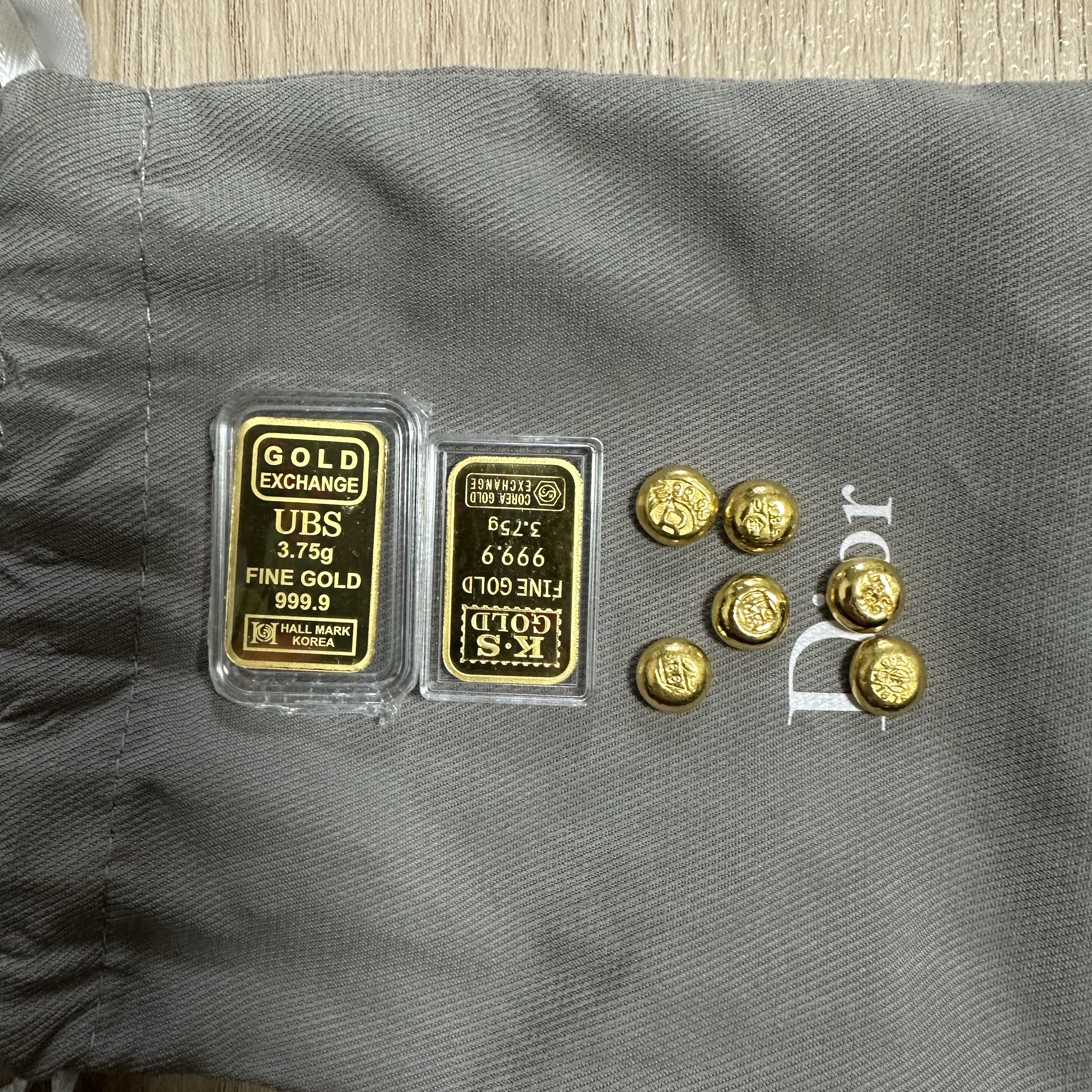 Gold The Three Major Hallmarks Gold Bar 3.75g (Random Design) 착용 스타일