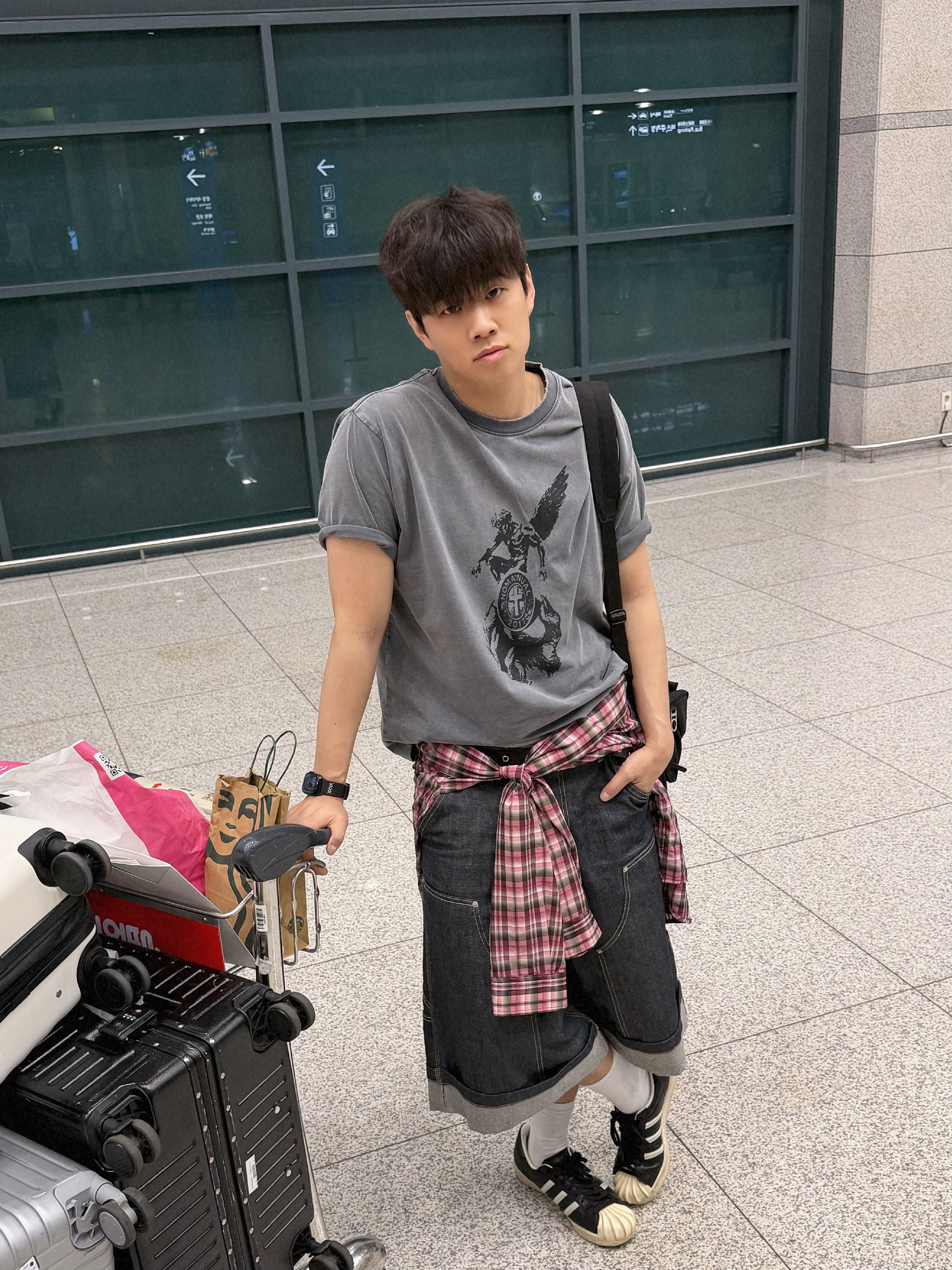 [KREAM 단독] NOMANUAL Devil Ring Damaged T-shirt Washed Charcoal, Adidas x Thug Club Superstar Vintage Core Black Cream White 착용 스타일 - 4