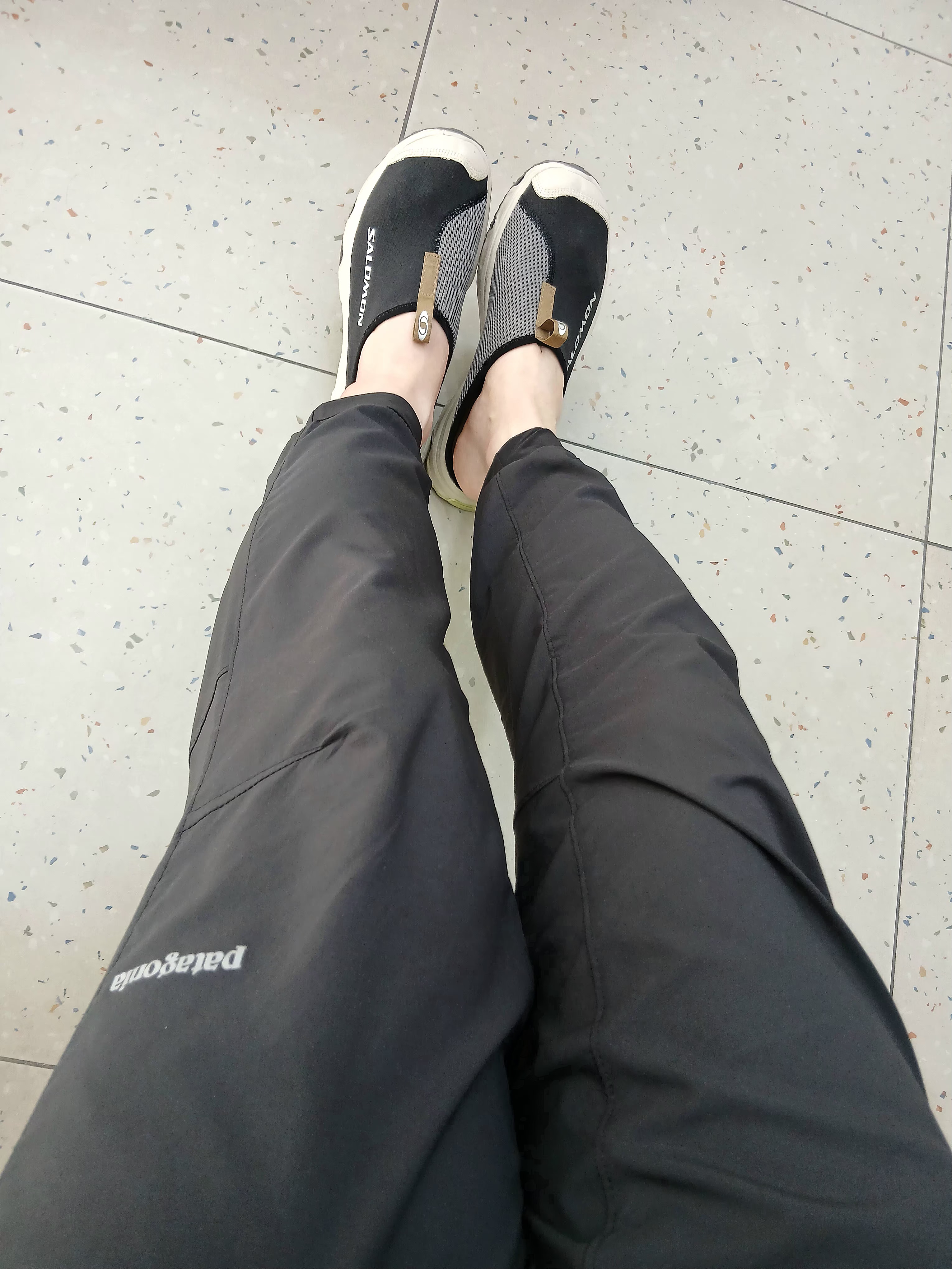 Patagonia Terrebonne Joggers Black, Salomon RX Slide 3.0 Black Plum Kitten 착용 스타일 - 1