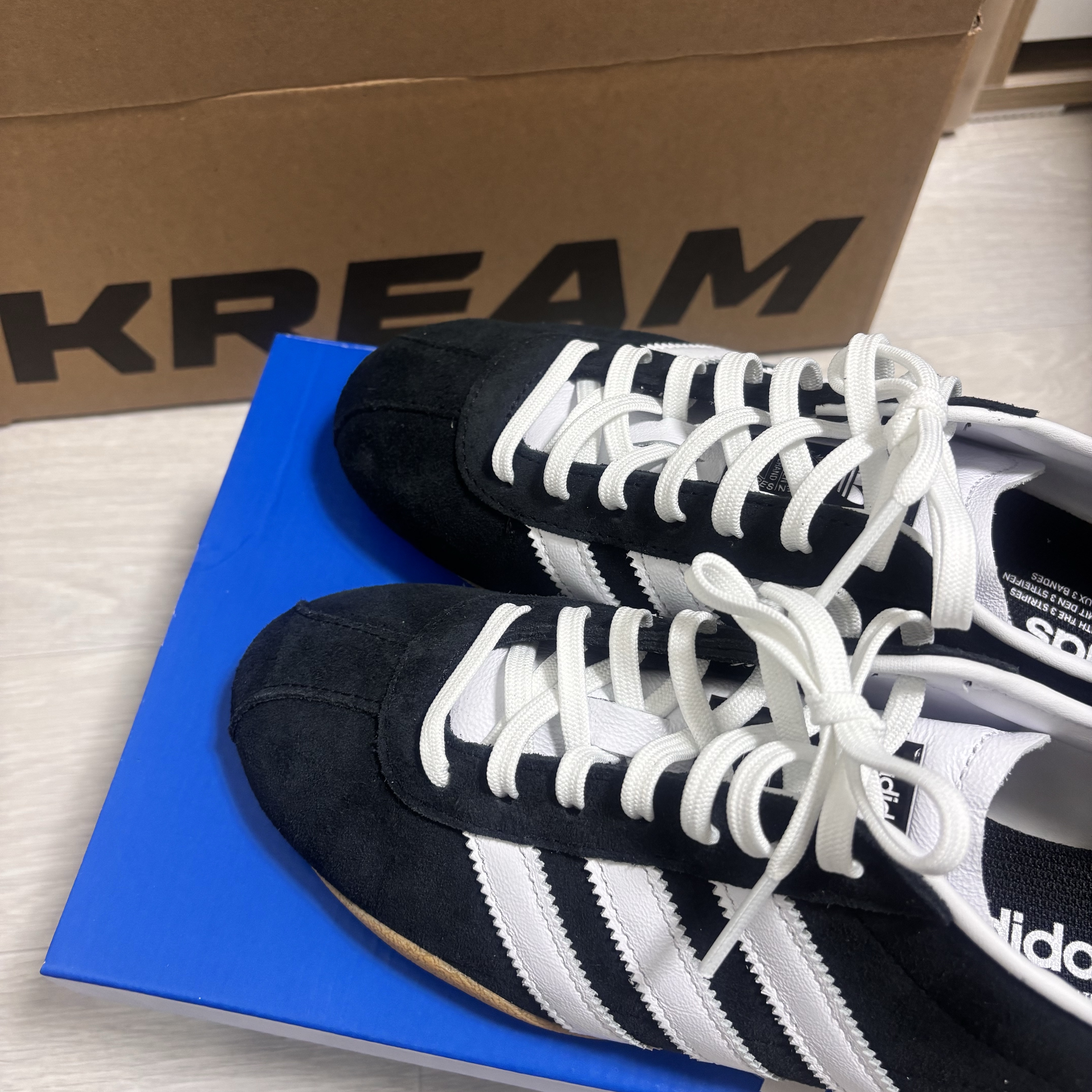 (W) Adidas Tokyo Core Black Cloud White 착용 스타일