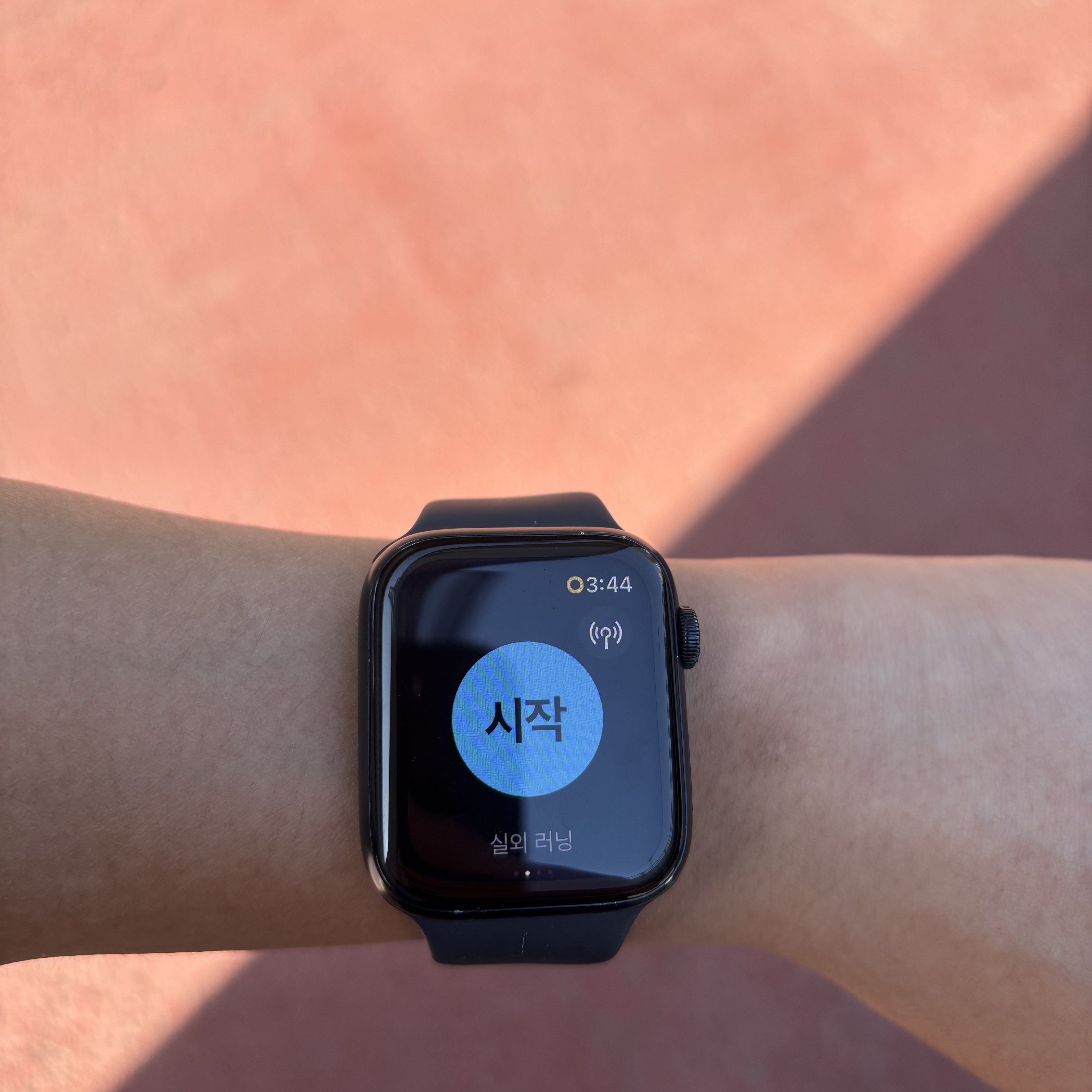 Apple Watch SE 2nd 44mm GPS Midnight Aluminium Case with Sport Band M/L Midnight (Korean Ver.) 착용 스타일 - 1