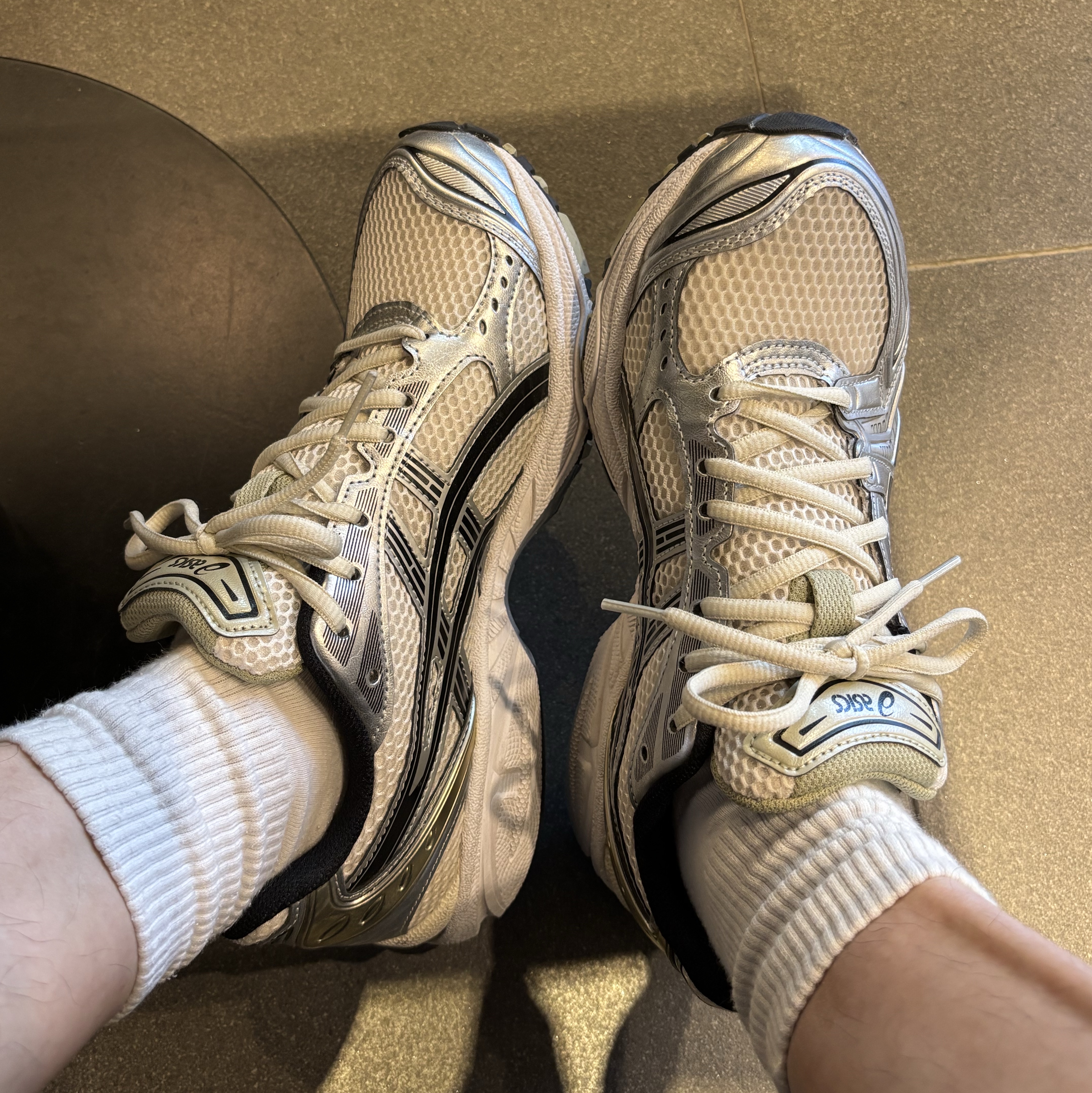 Asics Gel-Kayano 14 Birch Pure Silver 착용 스타일 - 2