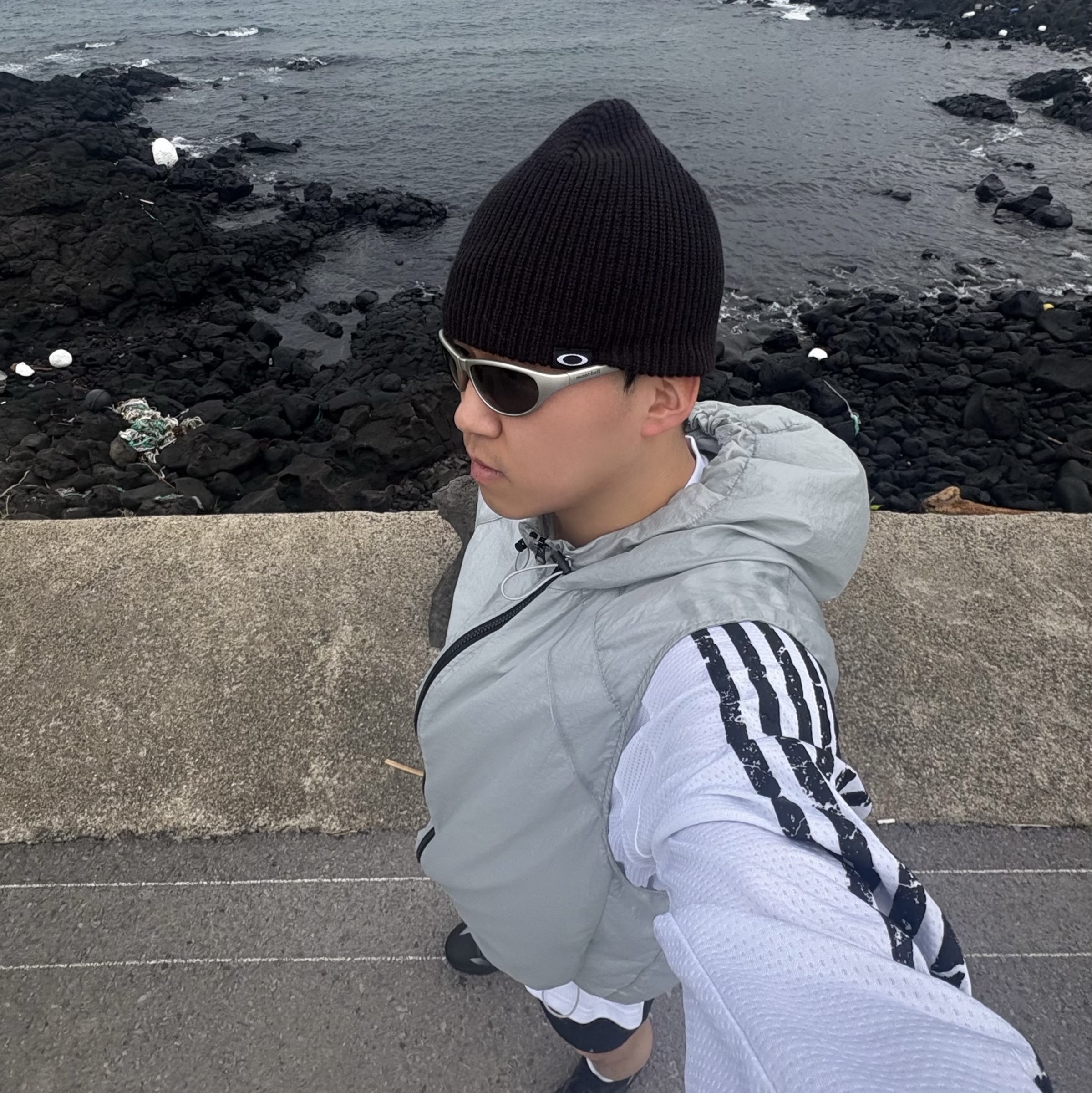 Montbell Trekking Glasses Silver Metallic Light Grey, Oakley Session Beanie Blackout 착용 스타일