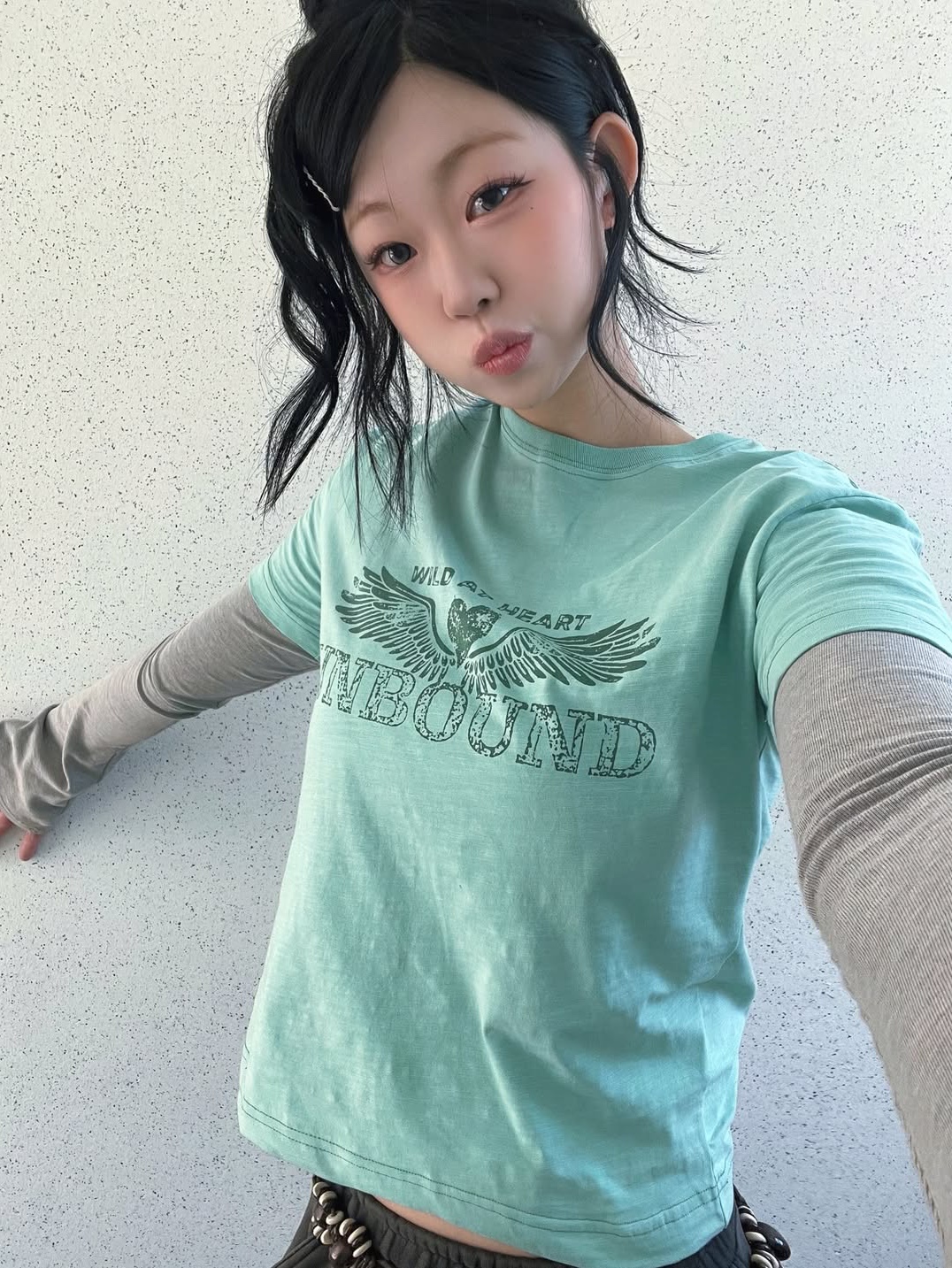 MAINBOOTH Heartwing T-shirt Mint 착용 스타일 - 3