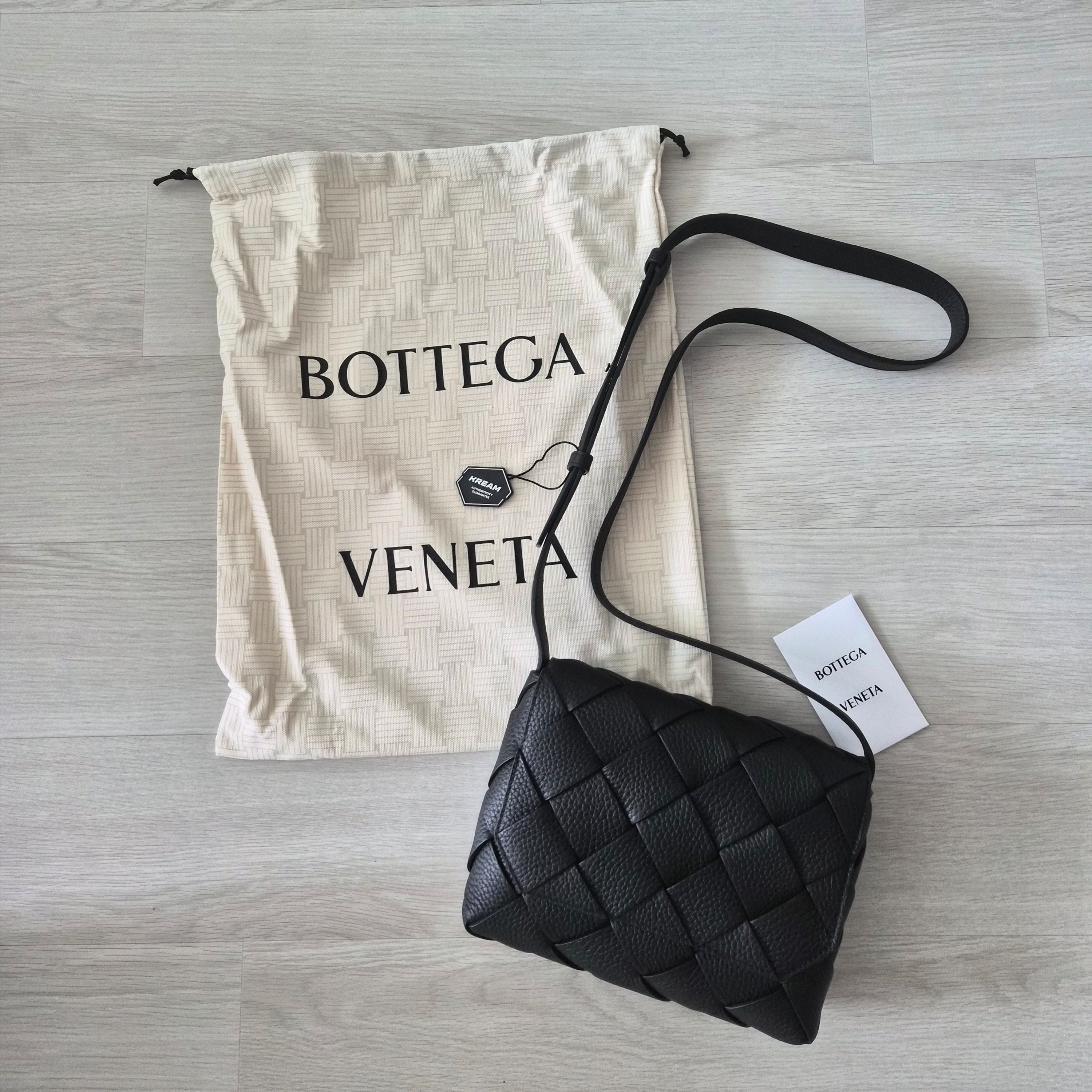 Bottega Veneta Diago Crossbody Bag Black 착용 스타일