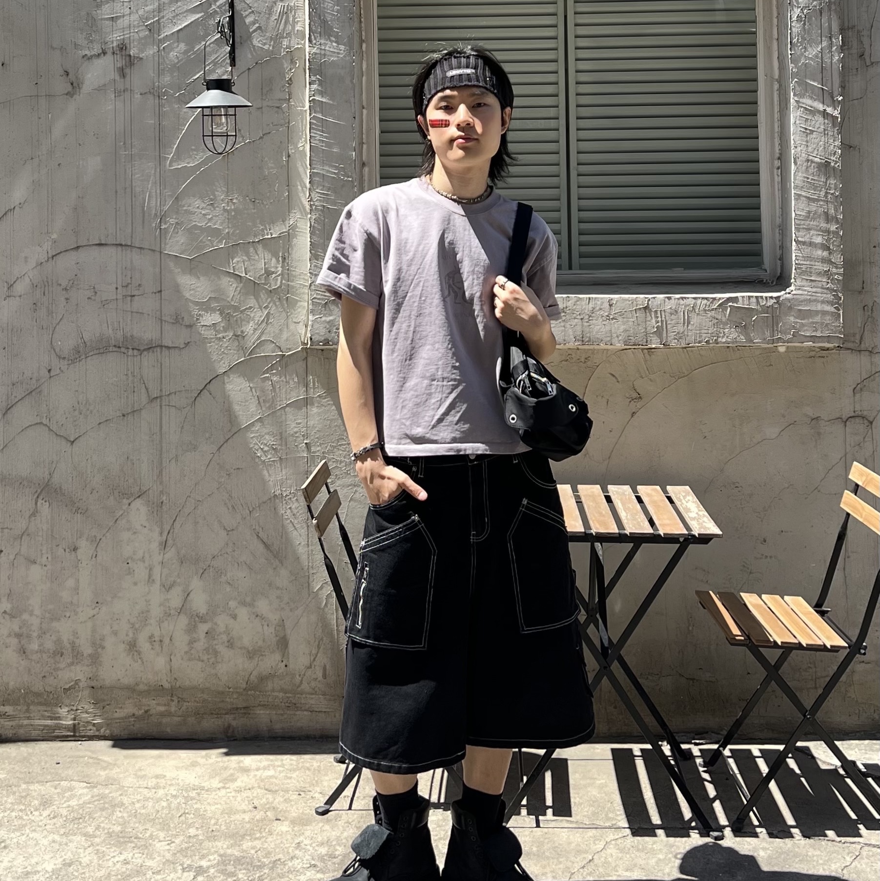 [KREAM 단독] Flavorism Carpenter Bermuda Denim Pants Black 착용 스타일 - 1