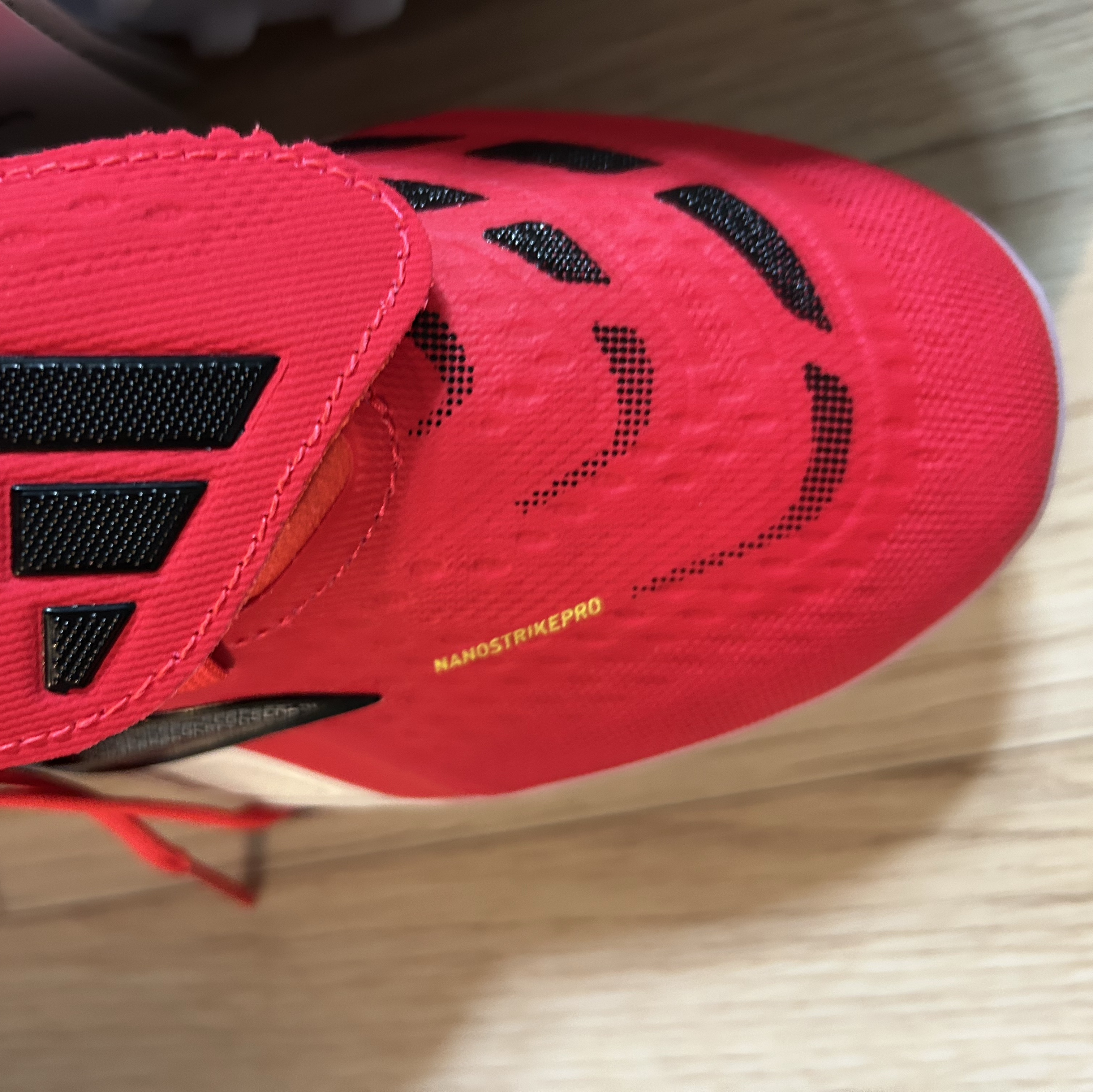 Adidas Predator Pro FT TF Lucid Red Core Black 착용 스타일