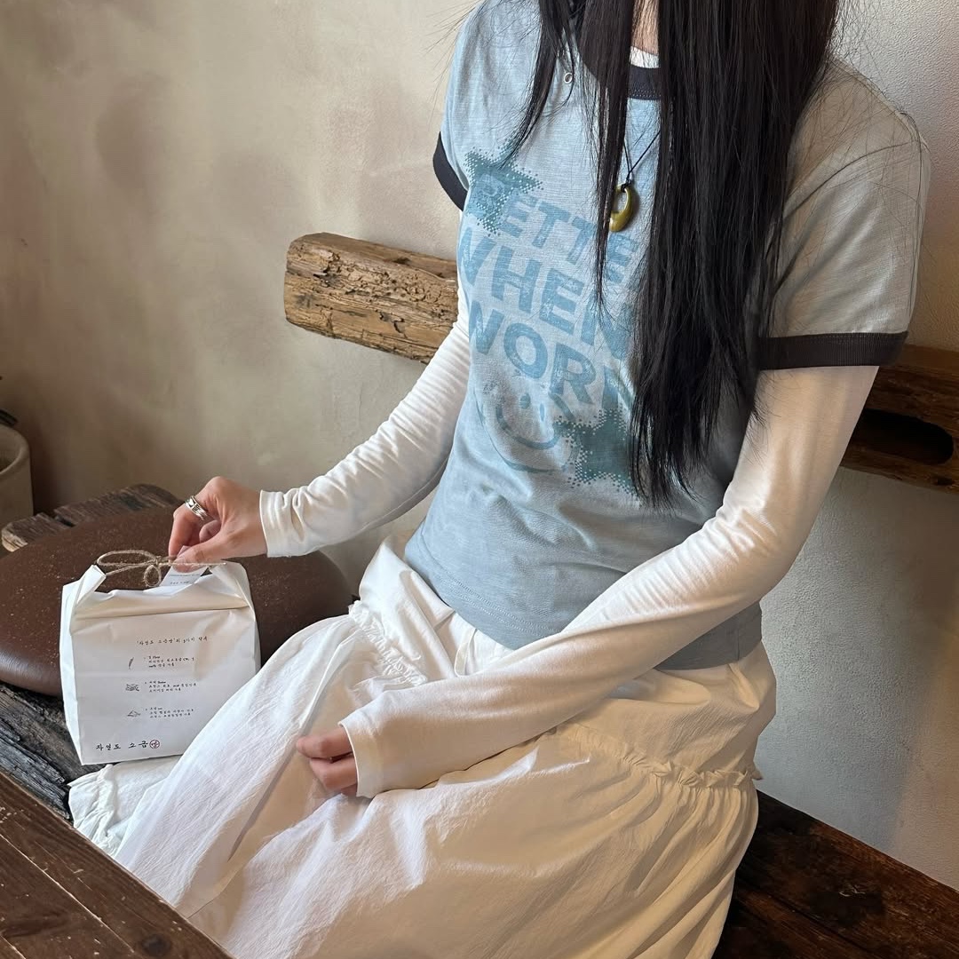 MAINBOOTH Better Smile T-shirt GRAYISH Blue 착용 스타일 - 2