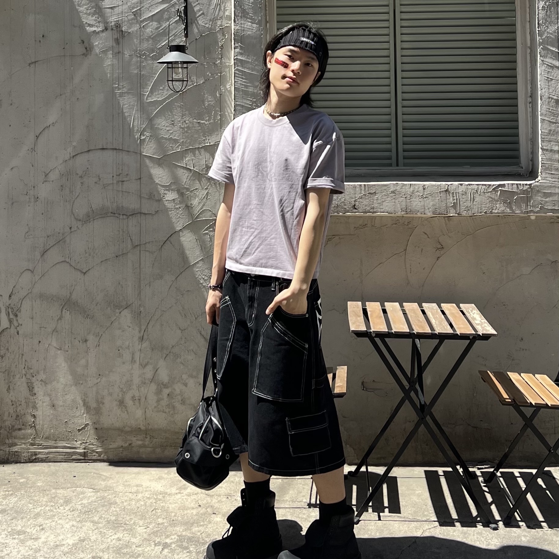 [KREAM 단독] Flavorism Carpenter Bermuda Denim Pants Black 착용 스타일 - 5