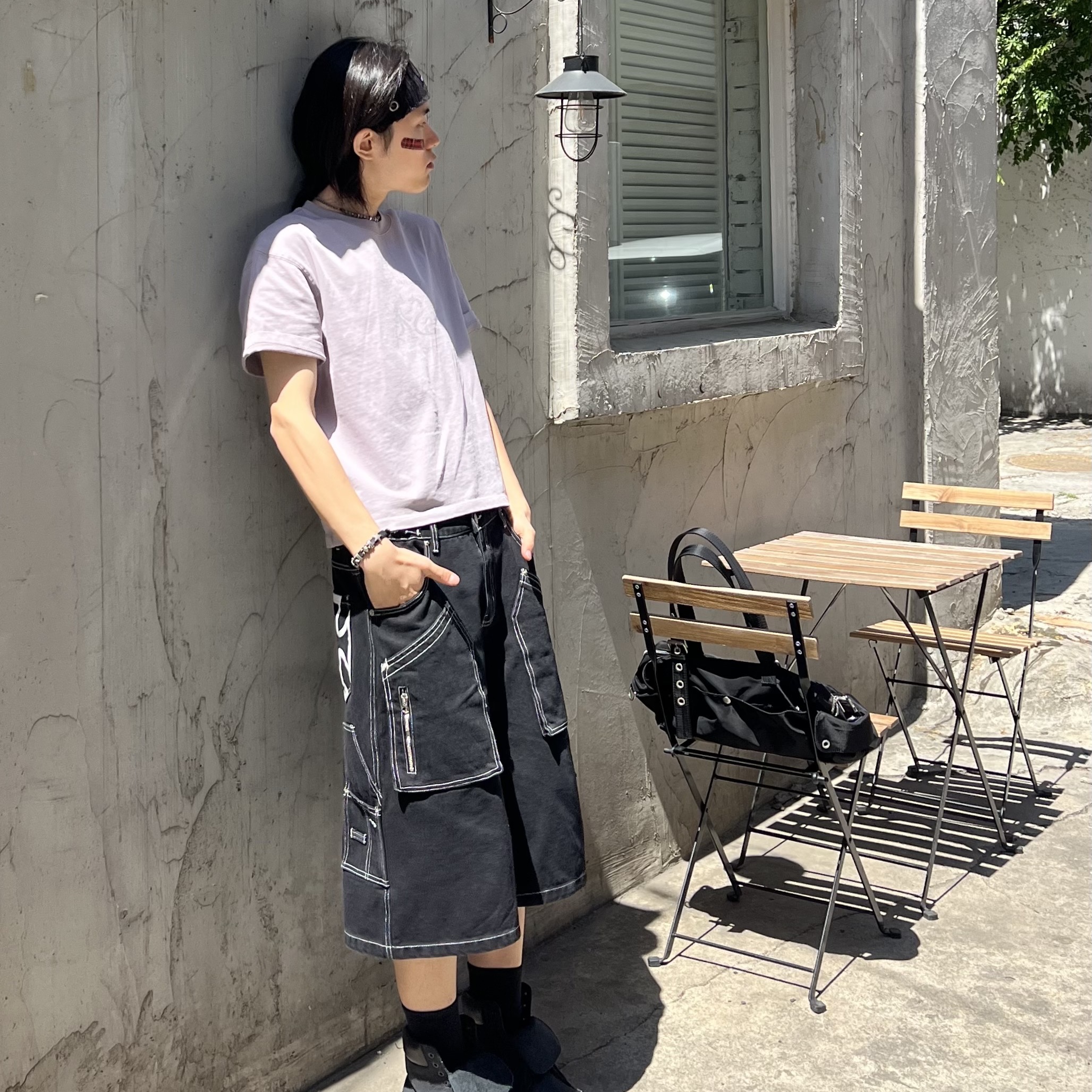 [KREAM 단독] Flavorism Carpenter Bermuda Denim Pants Black 착용 스타일 - 7