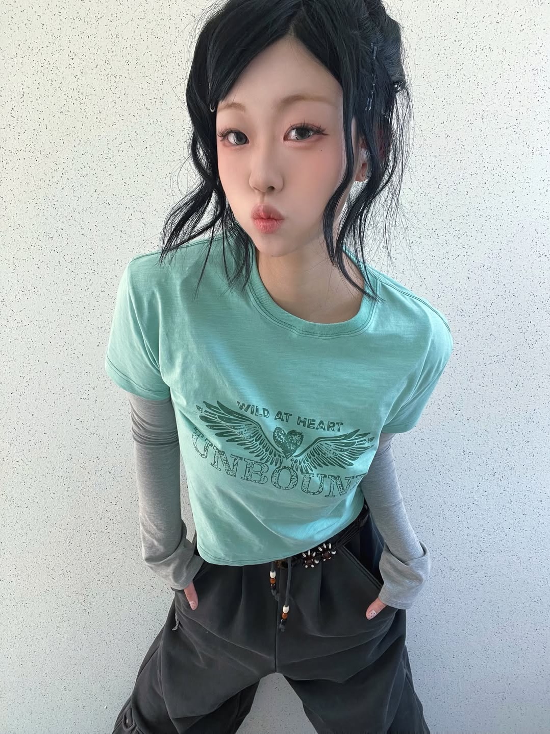 MAINBOOTH Heartwing T-shirt Mint 착용 스타일 - 5