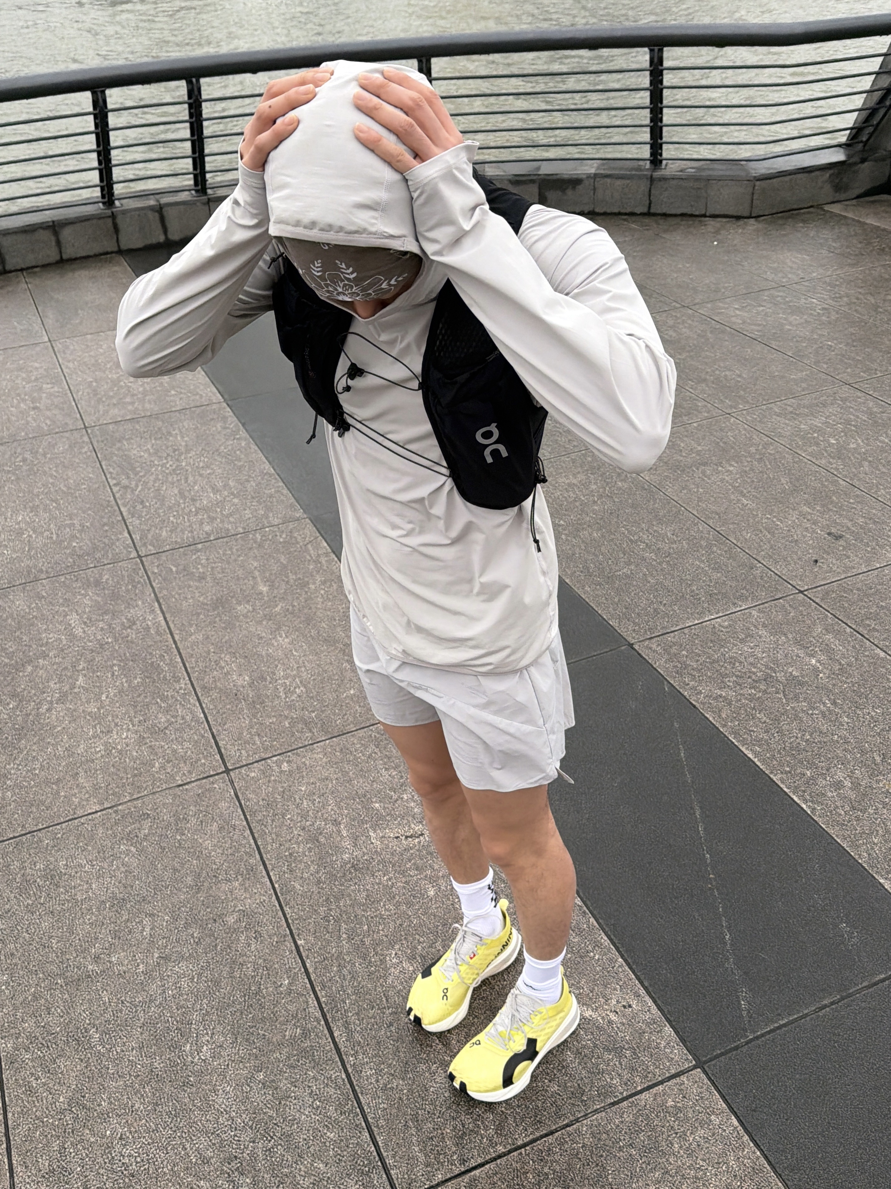 On Running Cloudboom Strike Limelight Wolf, On Running Ultra Vest Pro Black 착용 스타일 - 1