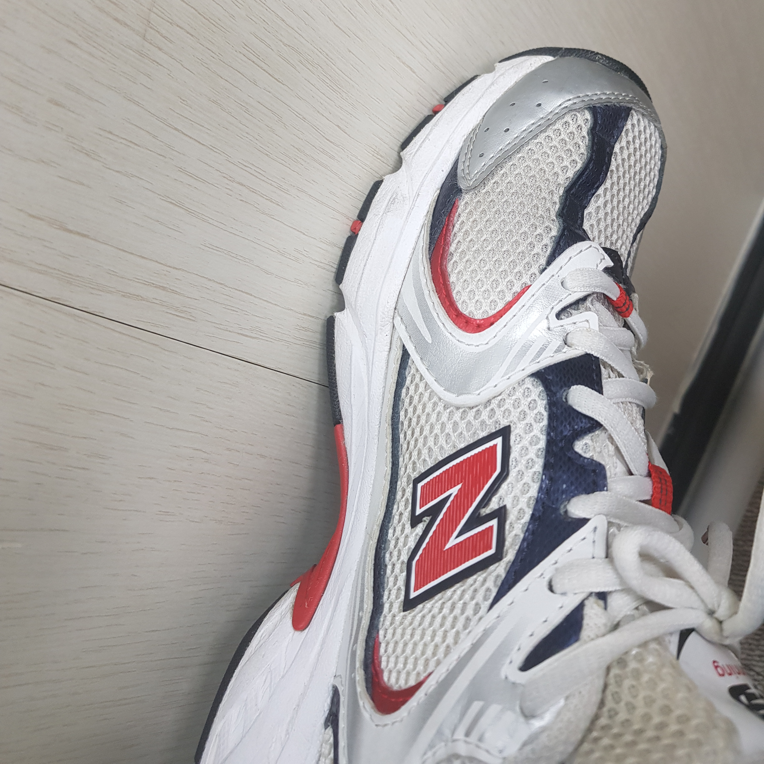 New Balance 530 White Velocity Red 착용 스타일