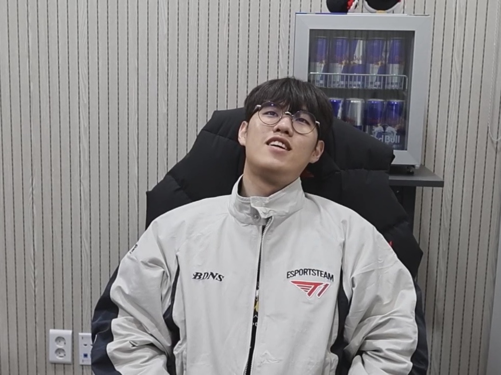 BDNS x T1 Base Jacket Beige, BDNS x T1 Limitless T-Shirts Black 착용 스타일 - 2