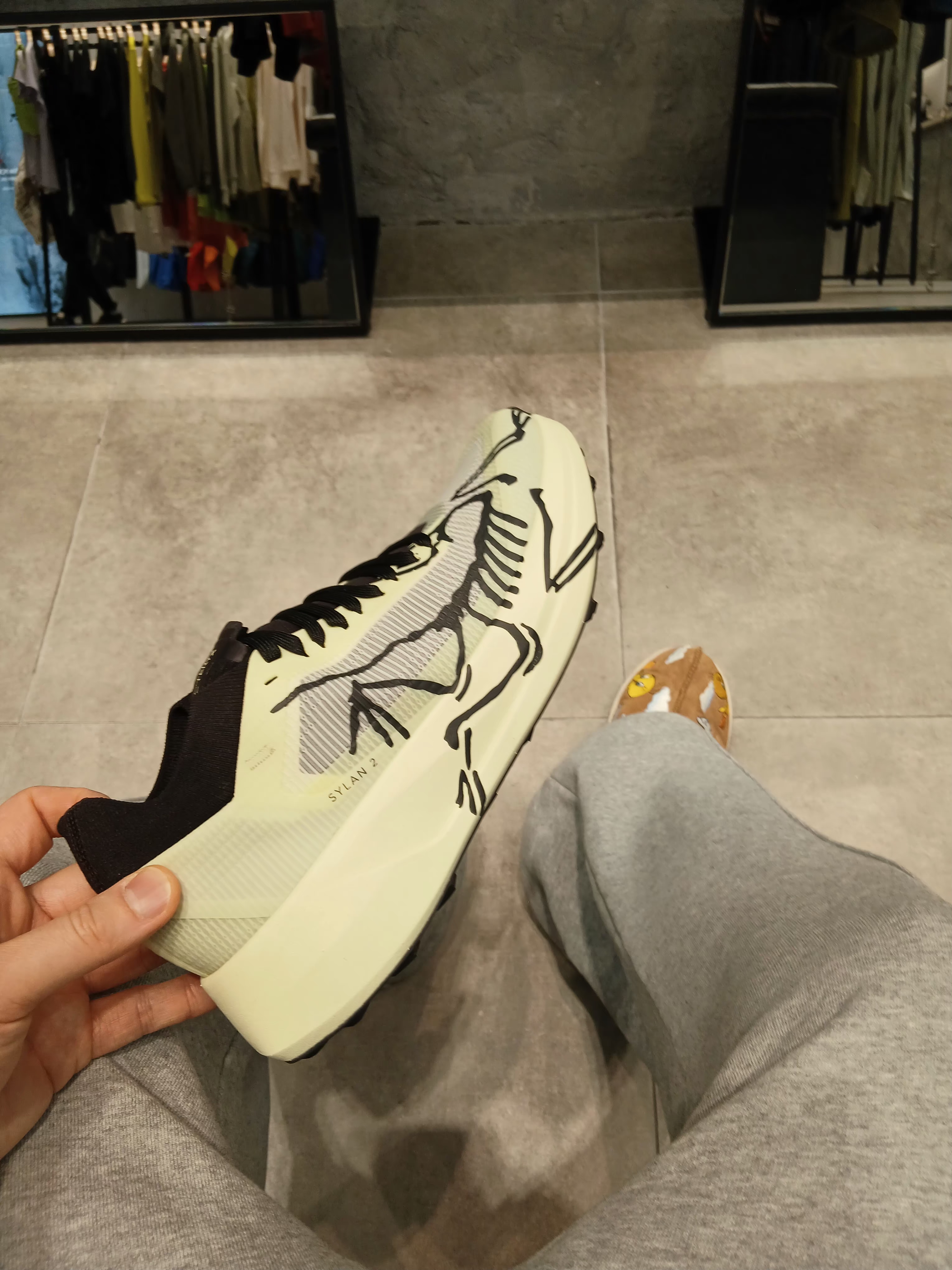 Arc'teryx Squamish Hoody Black Sapphire, UGG x Palace x Looney Tunes Tasman Slipper Chestnut 착용 스타일 - 4