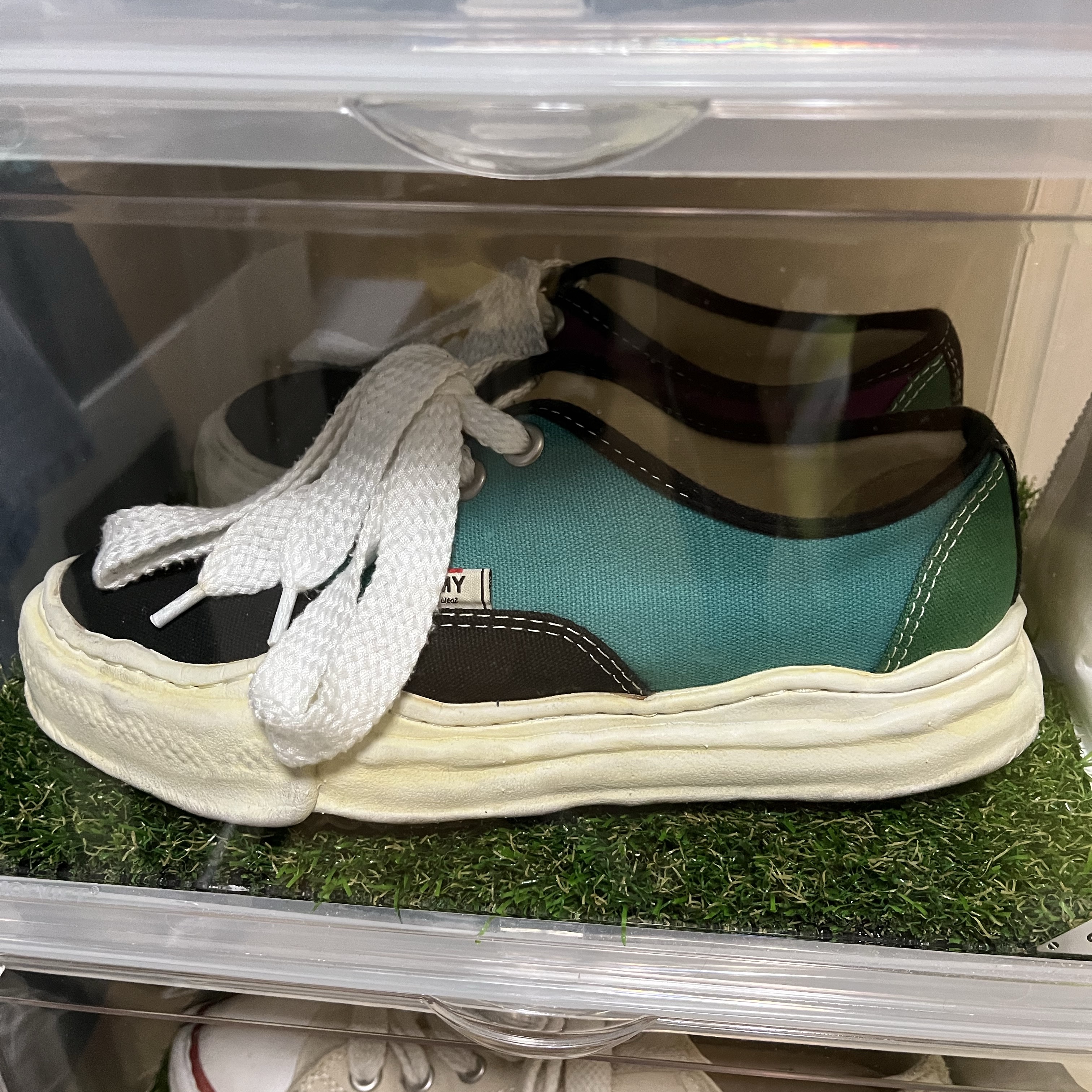Maison Mihara Yasuhiro Baker OG Sole Over Dyed Lowcut Sneakers Blue 착용 스타일 - 3