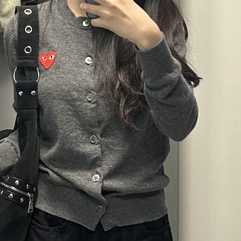 Play Comme des Garcons Red Heart Knit Cardigan Grey 착용 스타일