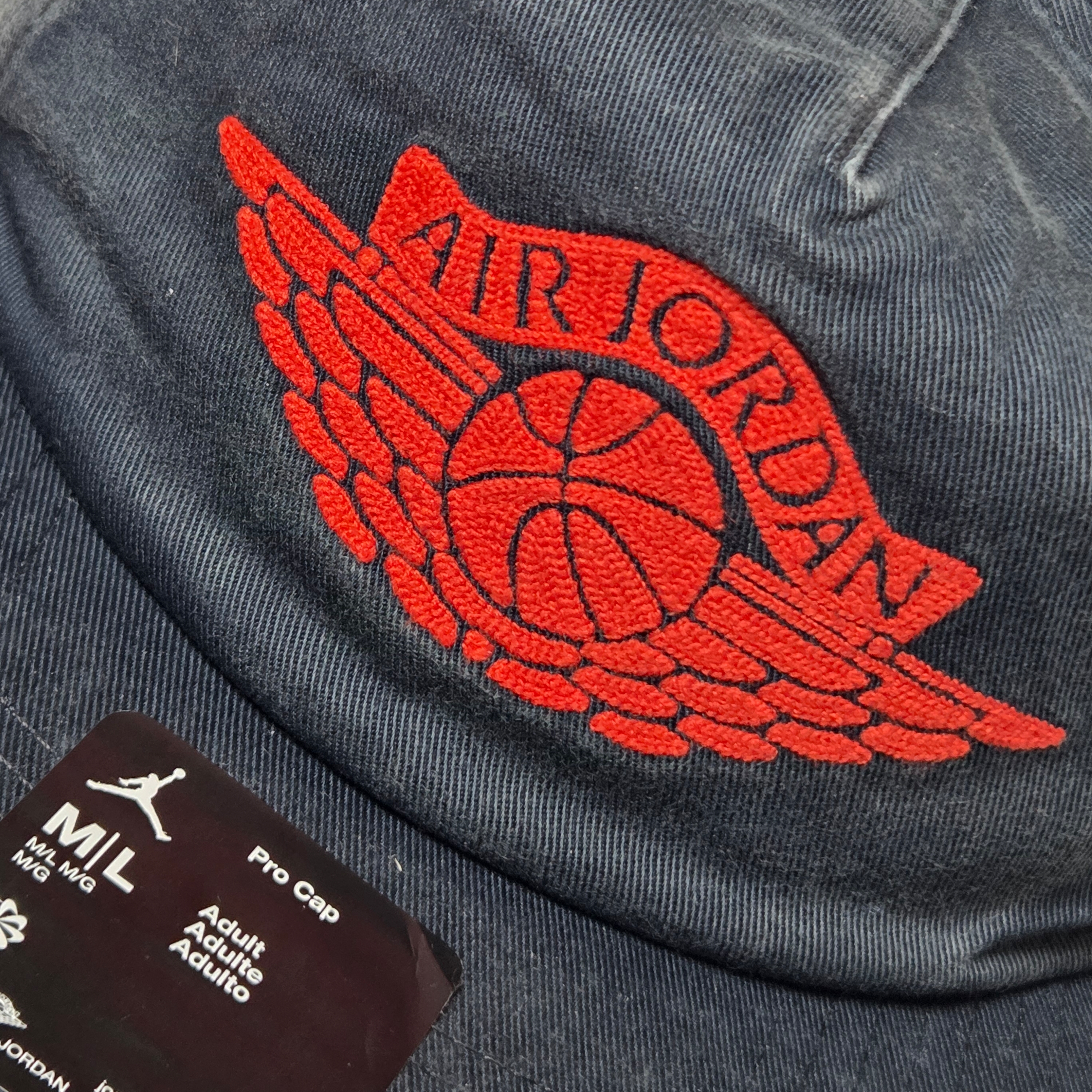 Jordan Pro Rare Air Unstructured Hat Black Chile Red 착용 스타일 - 1
