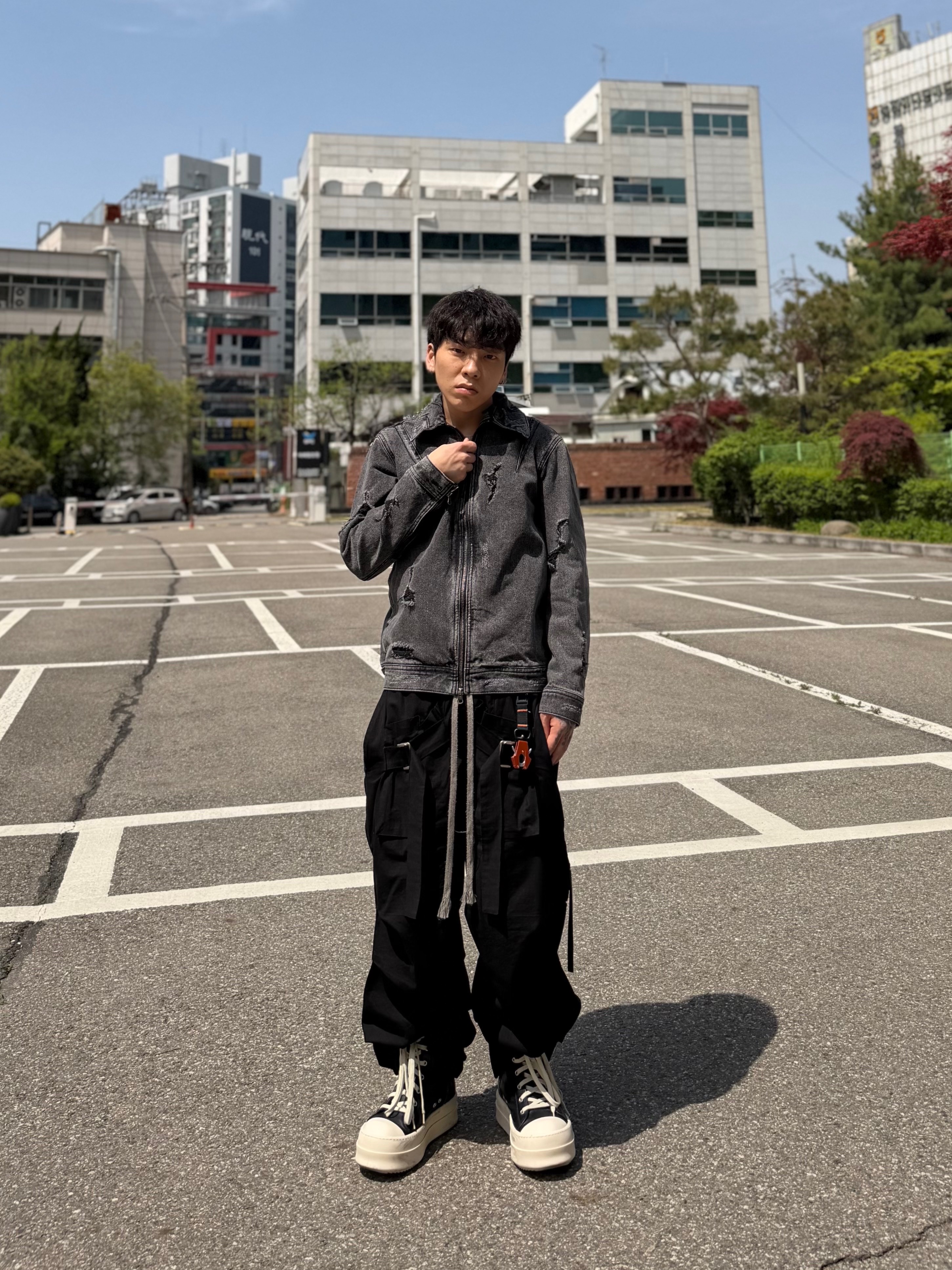 Wapworks Wide Safety Cargo Pants Black, Rick Owens Mega Bumper Sneakers Black Milk 착용 스타일 - 2
