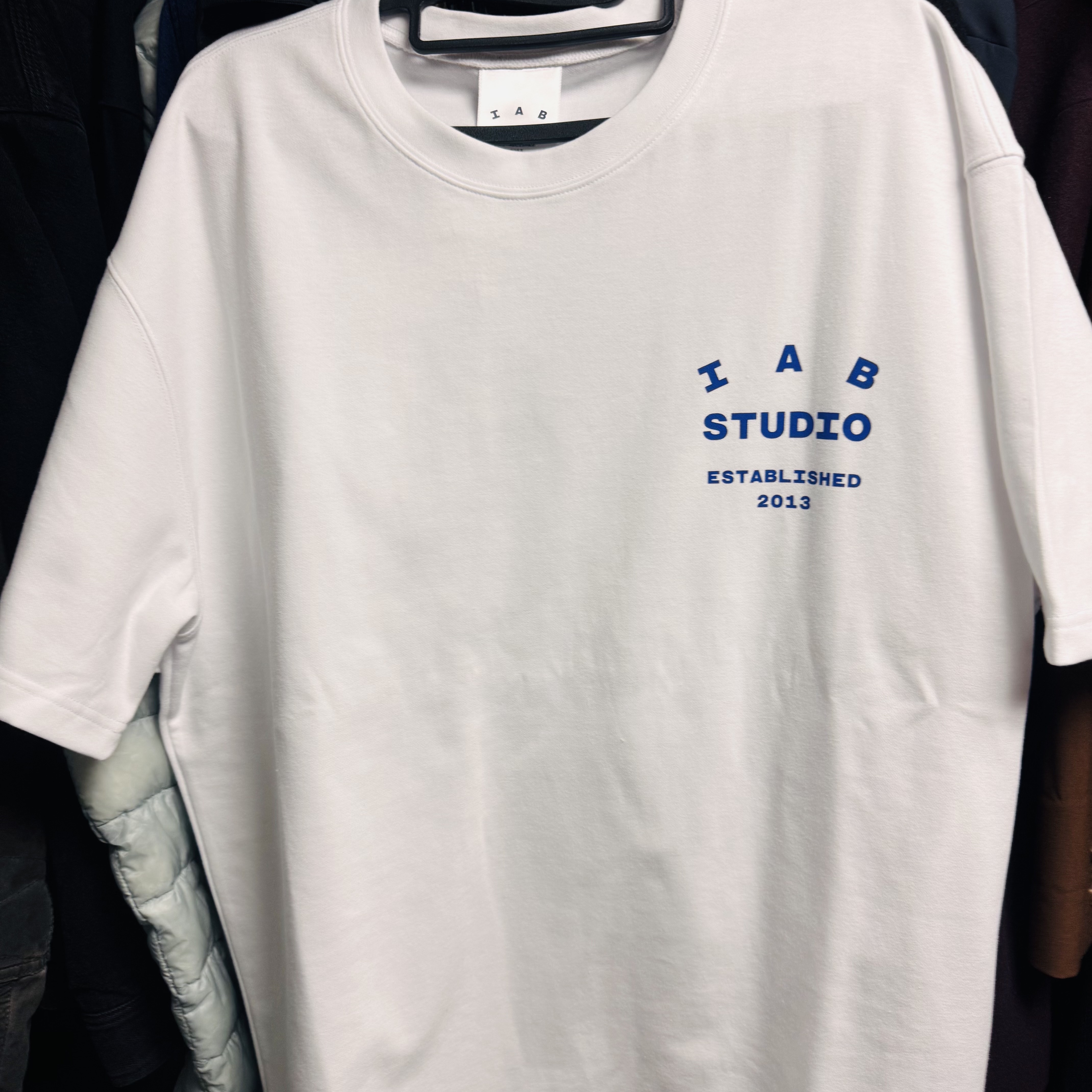 IAB Studio 26 IAB T-Shirt White Navy 착용 스타일 - 1