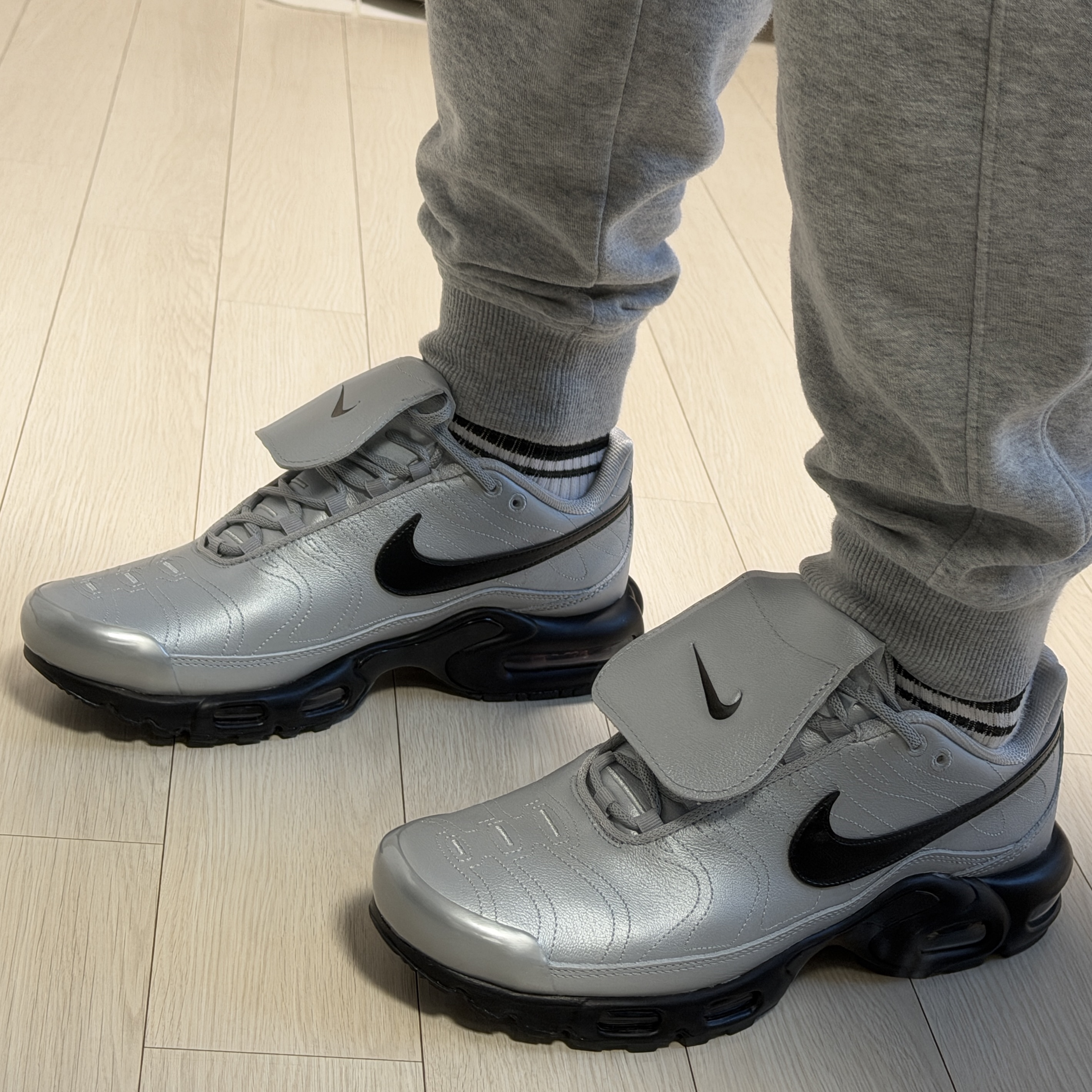 Nike Air Max Plus TNPO Wolf Grey and Black 착용 스타일