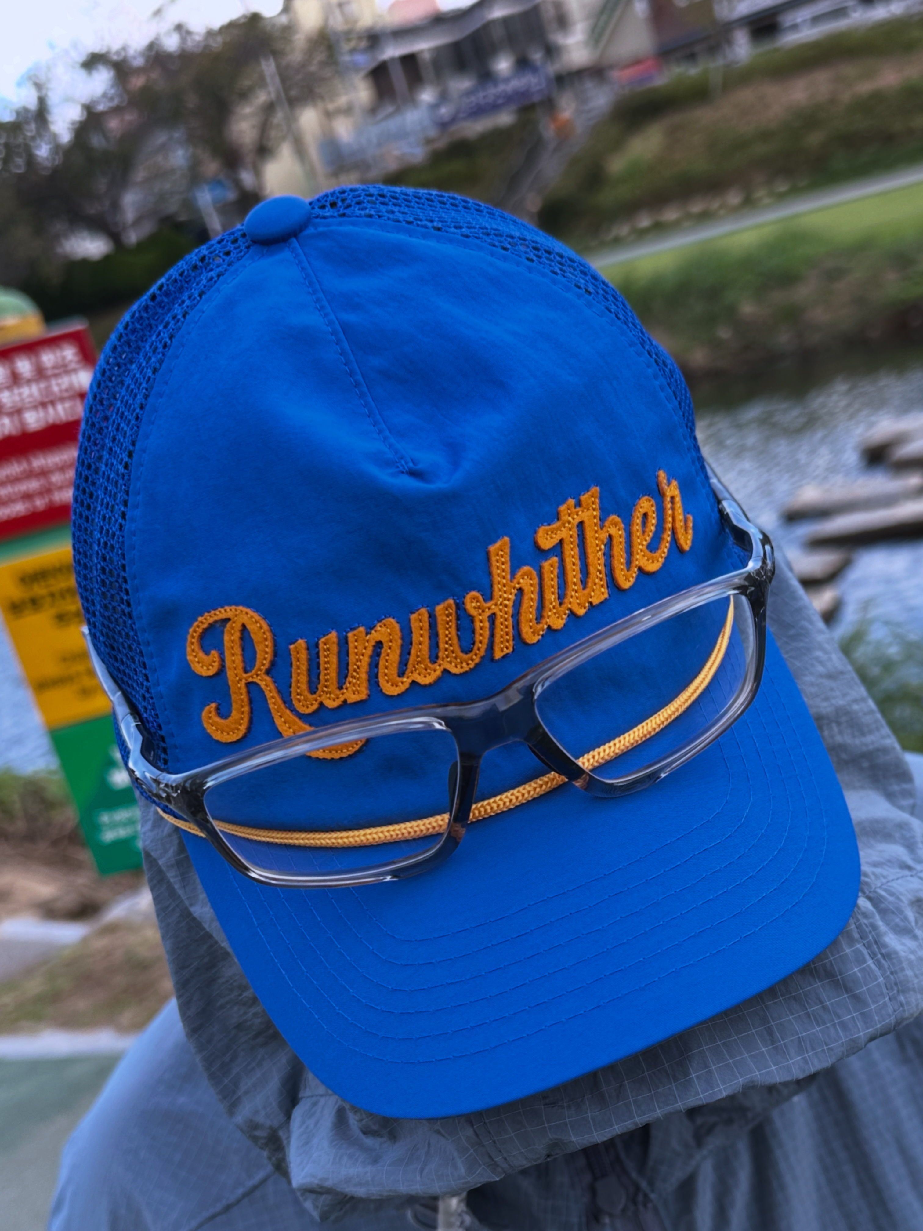 [KREAM 단독] runwhither Windbreaker Jacket V2 Blue, [KREAM 단독] runwhither Trucker Cap Blue 착용 스타일 - 3