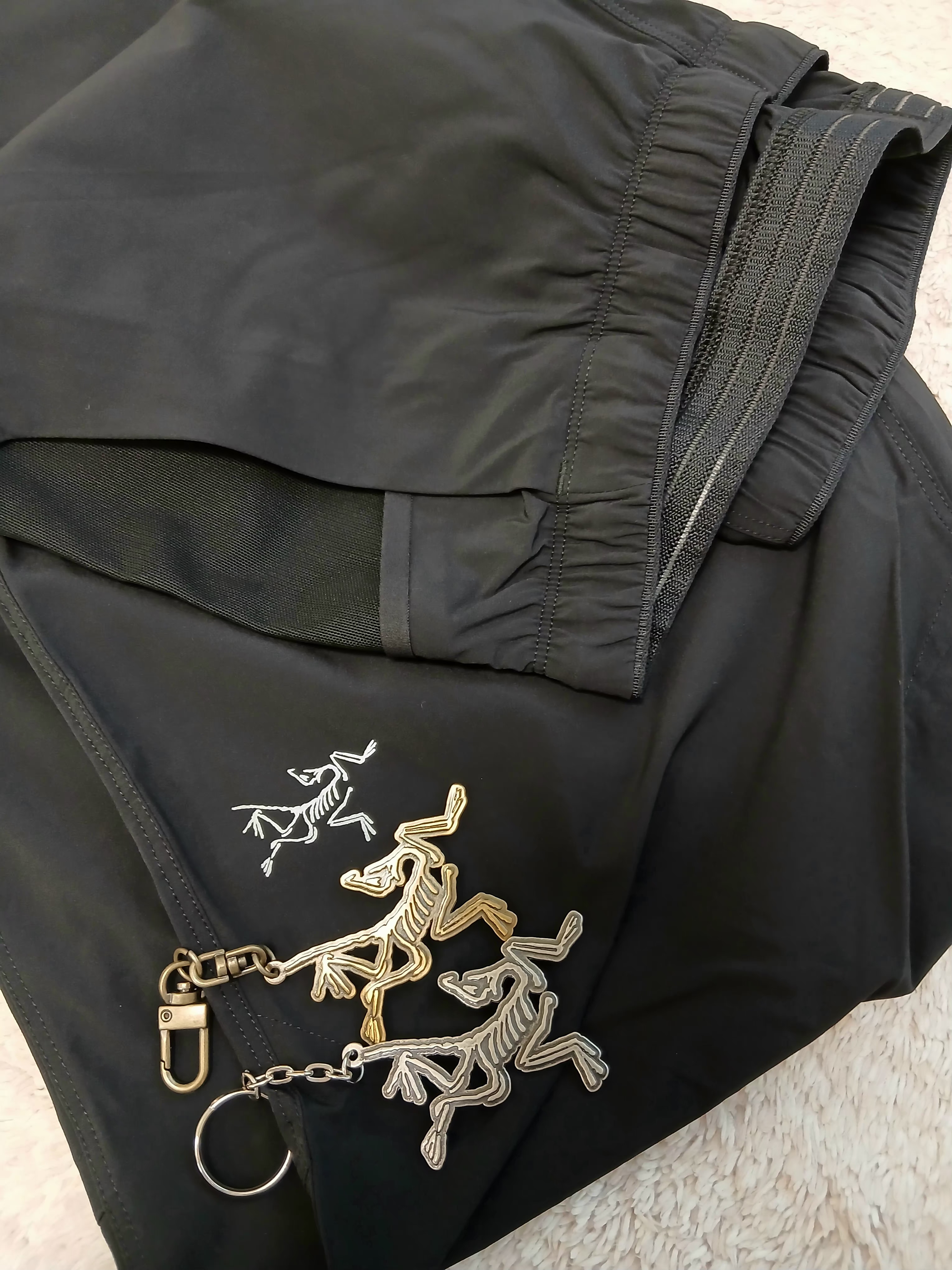 Arc'teryx Keyring Metal, Arc'teryx Incendo Pants Black 착용 스타일 - 1