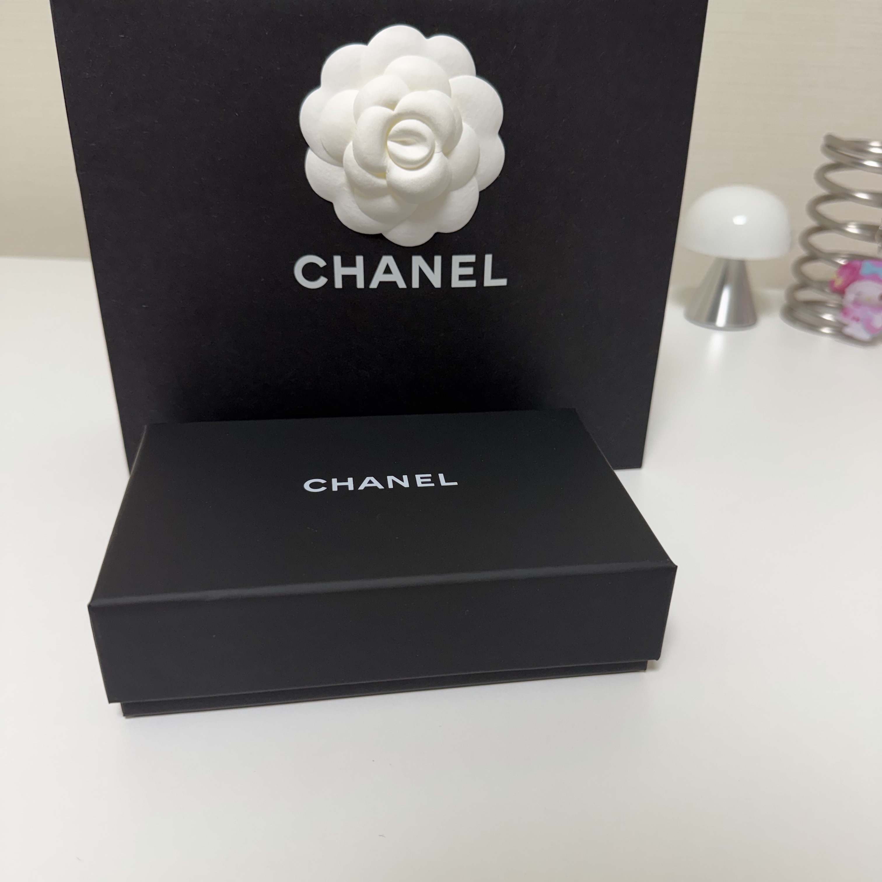 Chanel Classic Zipped Coin Purse Grained Calfskin & Silver Black 착용 스타일 - 2