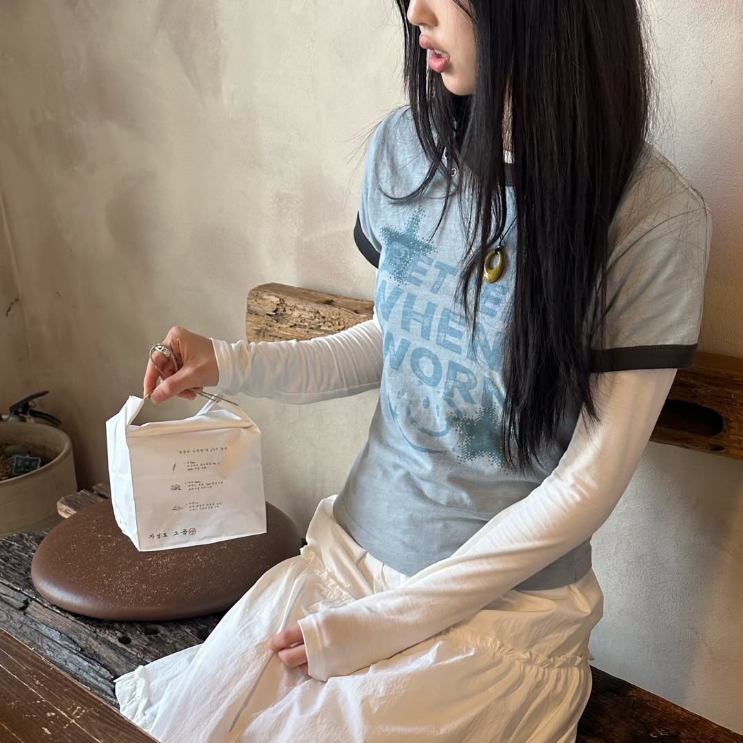 MAINBOOTH Better Smile T-shirt GRAYISH Blue 착용 스타일 - 1
