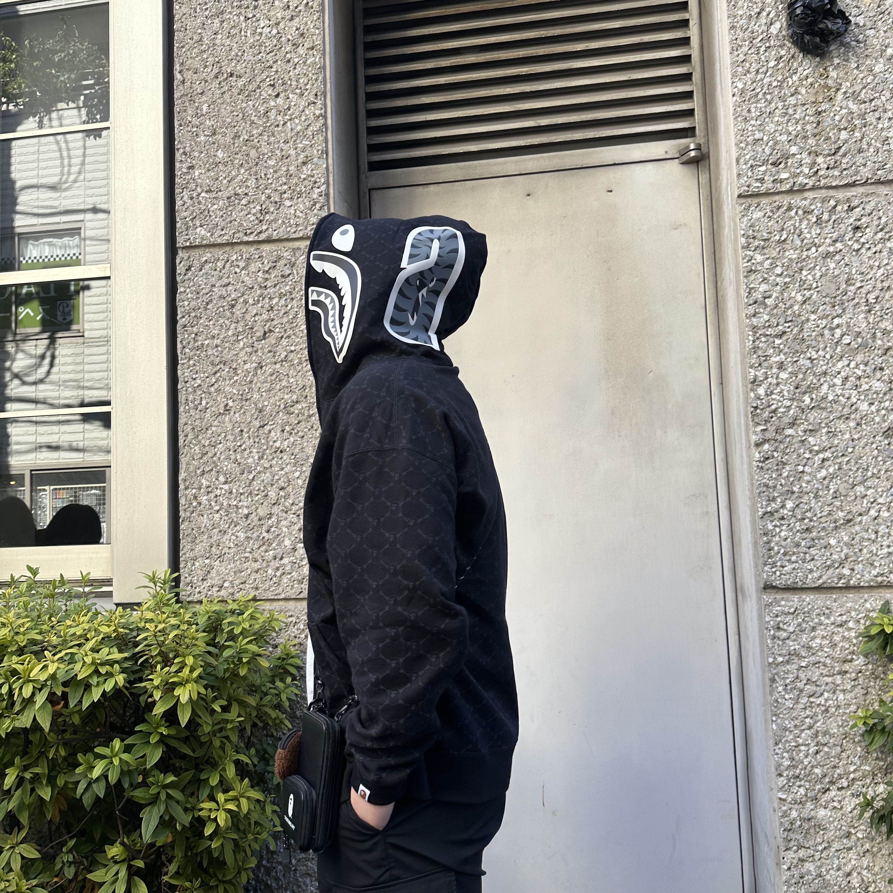 BAPE College Monogram Relaxed Fit Shark Full Zip Hoodie Black, Supreme x Burberry Box Logo T-Shirt White - 22SS 착용 스타일 - 2