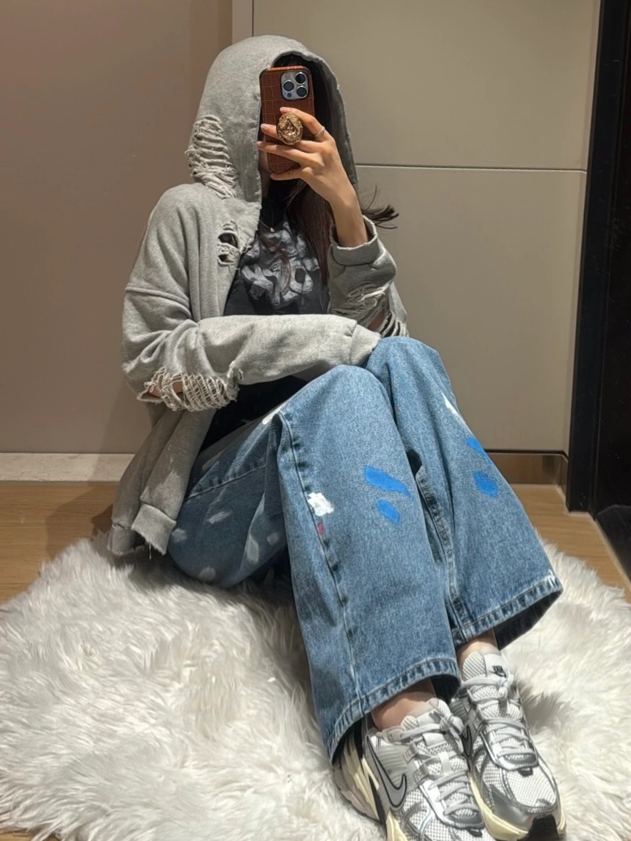 Nike V2K Run Summit White Metallic Silver, Alexii distressed grey hoodie bear 착용 스타일 - 1
