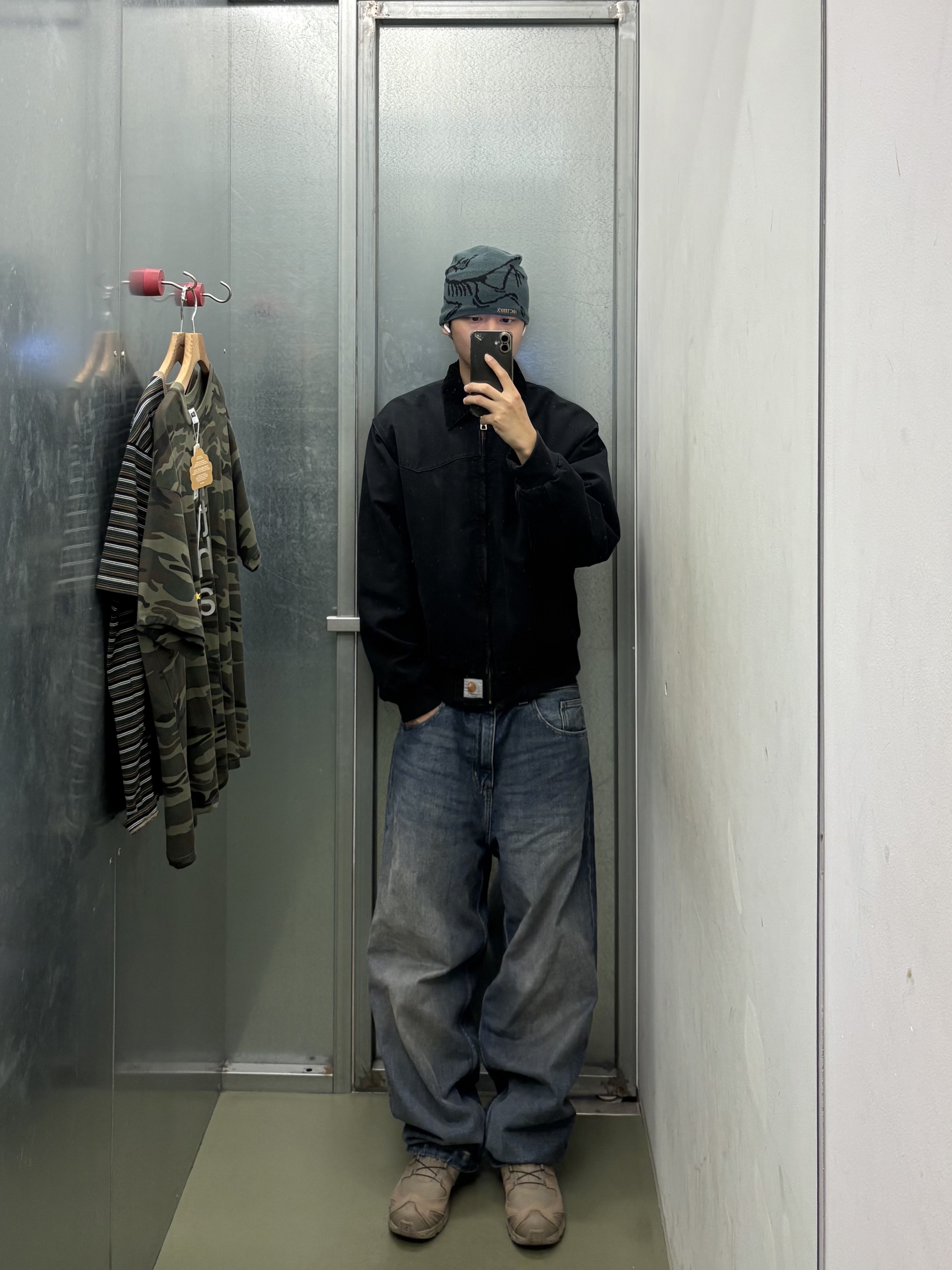 Carhartt WIP OG Santa Fe Jacket Black Black Grind Washed, Arc'teryx Bird Head Toque Dark Magic 착용 스타일 - 1