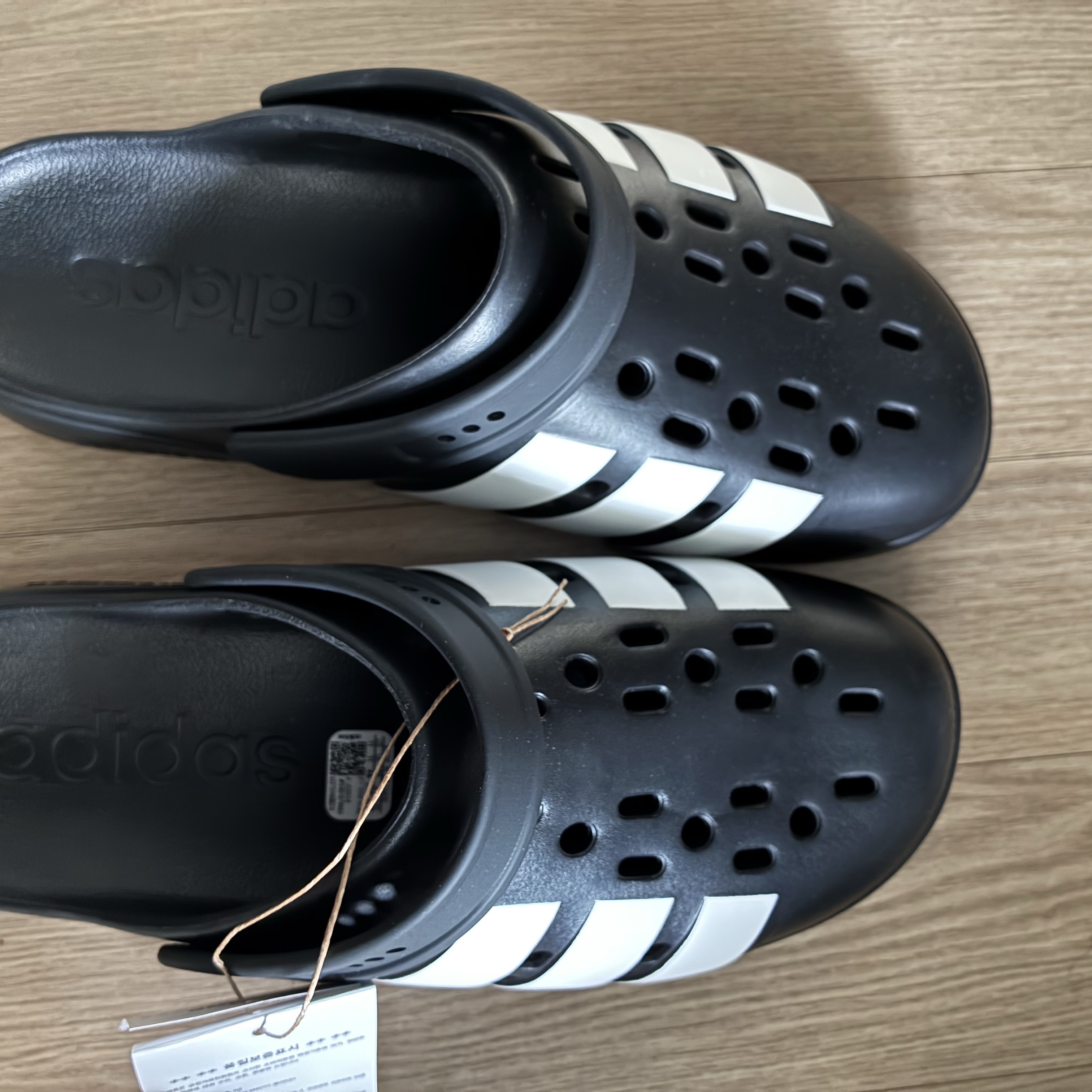 Adidas Adilette Clog 2.0 Core Black Cloude White 착용 스타일 - 4