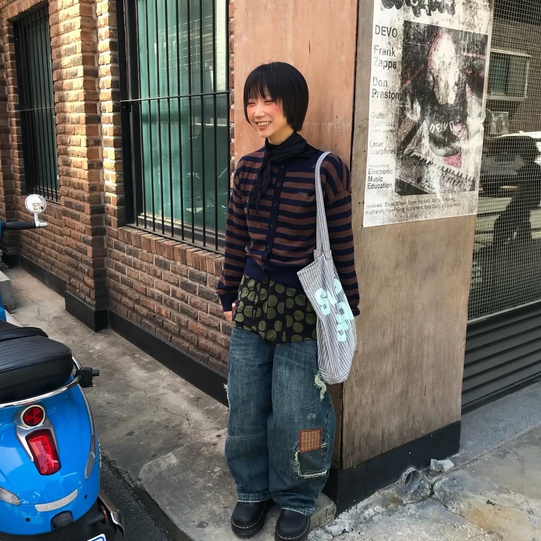 MAINBOOTH Repaired Denim Pants BLUE 착용 스타일 - 2