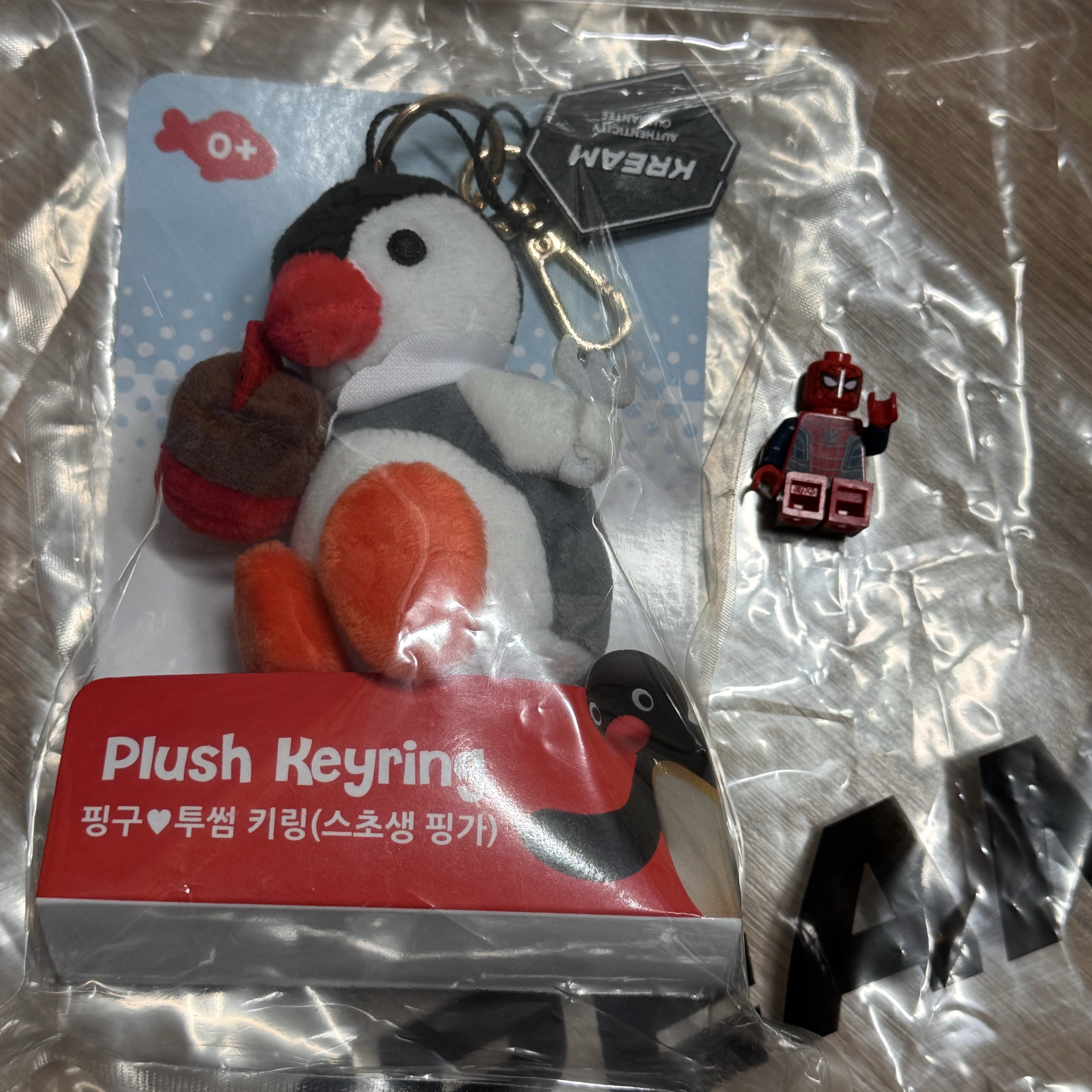 A Twosome Place x Pingu Strawberry Cream Pinga Keyring 착용 스타일