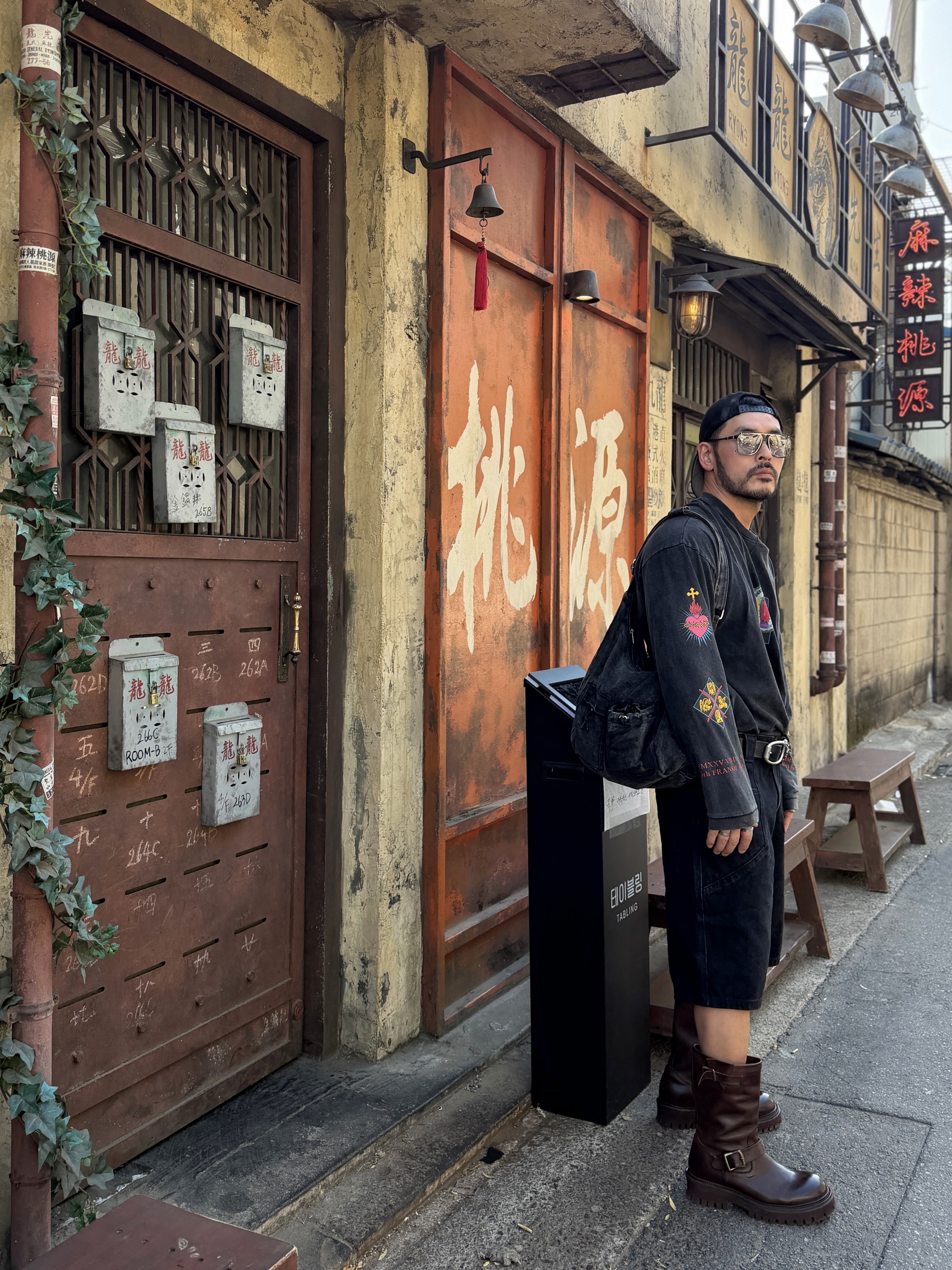 HIGHTIDE FRANKIE Nosso Bebe Amado Long Sleeve Tee Black, Plasticproduct MPa Stash Shorts Black 착용 스타일 - 1