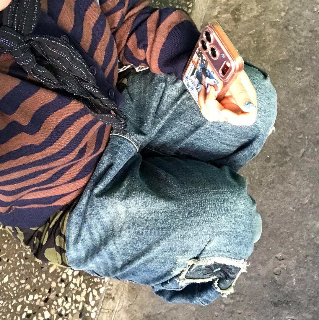 MAINBOOTH Repaired Denim Pants BLUE 착용 스타일 - 7