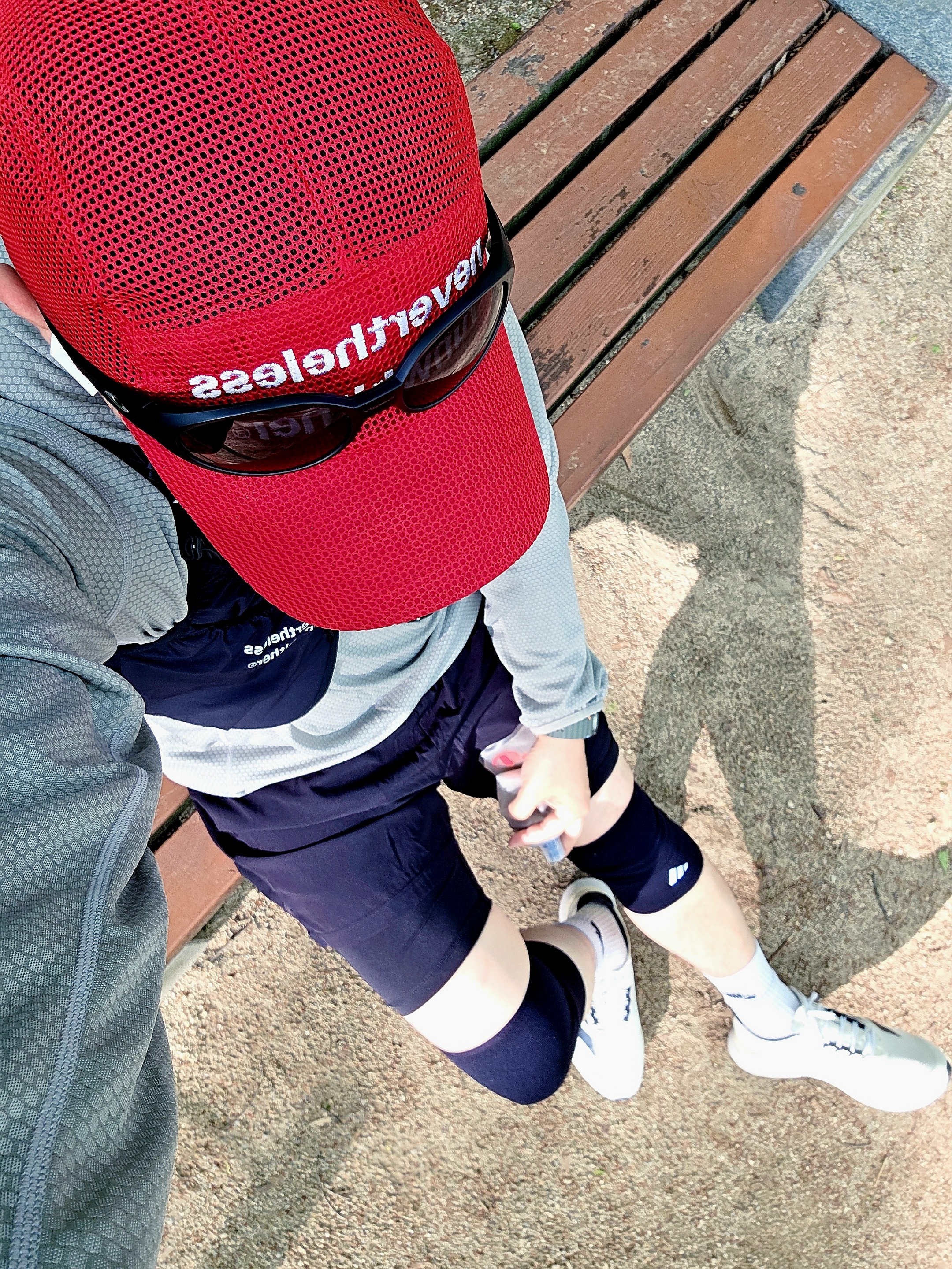[KREAM 단독] runwhither Light Hoodie Sleeve Light Khaki, [KREAM 단독] runwhither Mesh Cap Red 착용 스타일 - 1