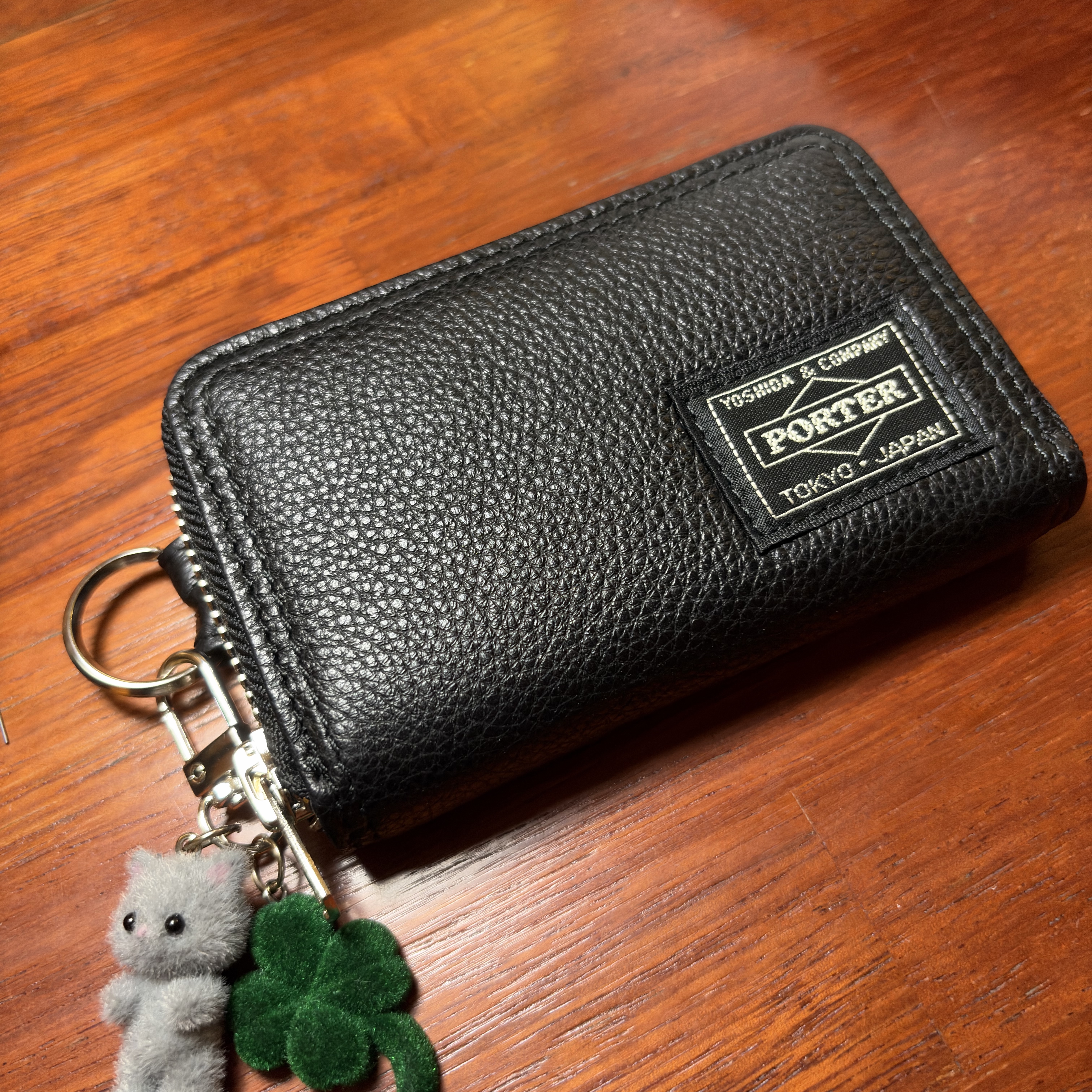 Porter Calm Coin Case Black 착용 스타일